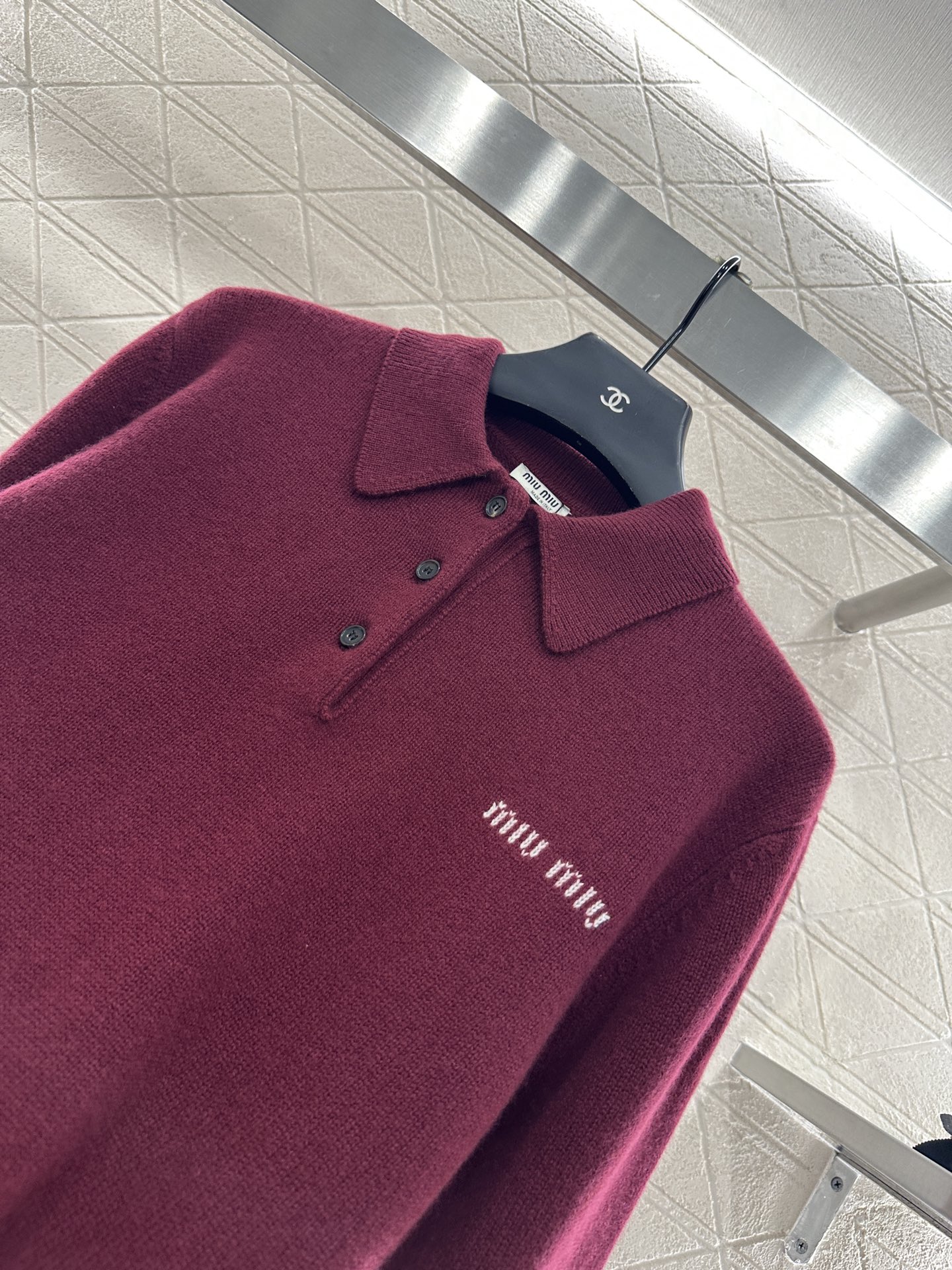 ♥Miumi*♥2025新品上架
       翻领针织上衣
定制YB羊绒纱线织造 质感高级 舒适柔软 