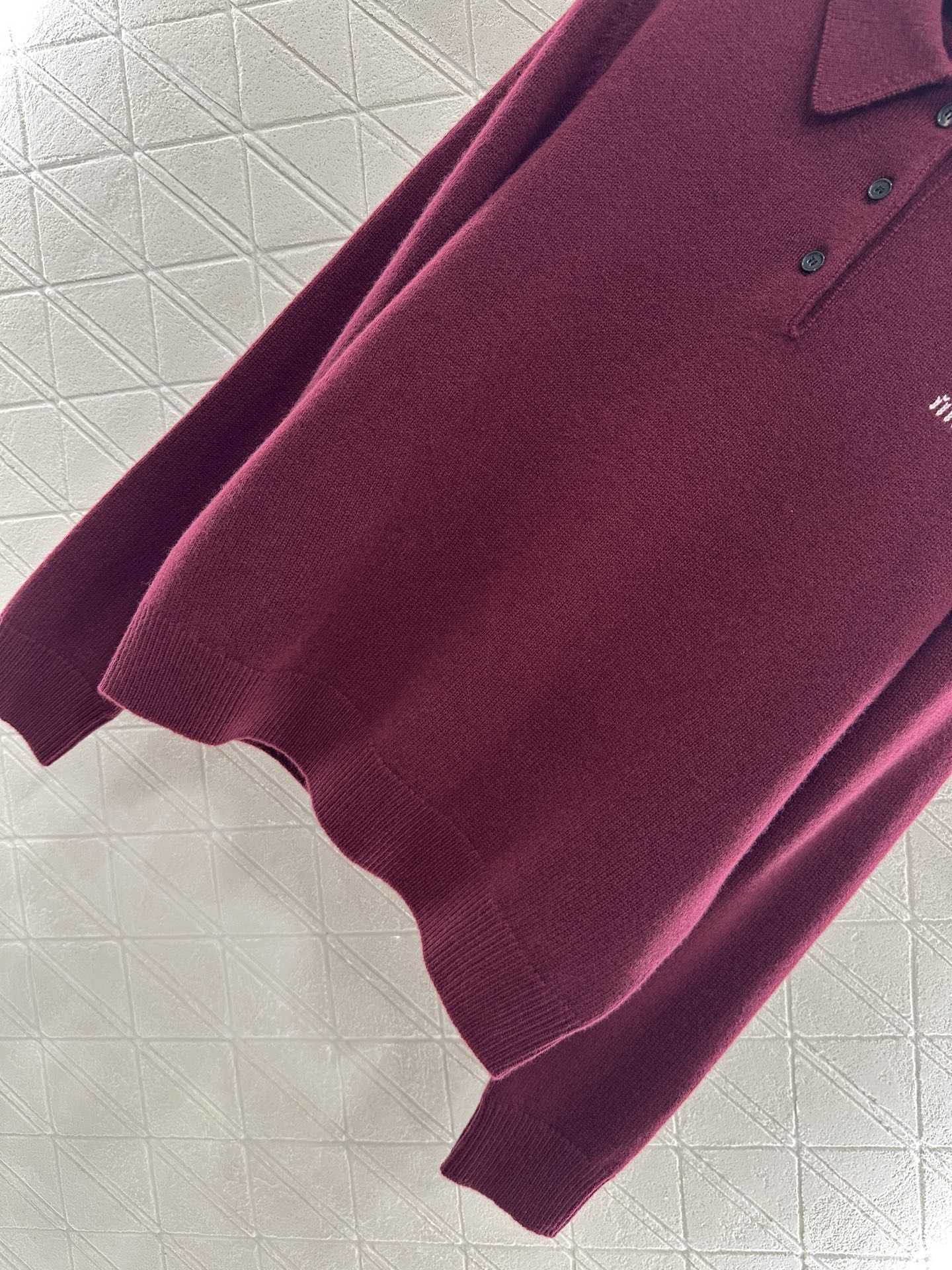 ♥Miumi*♥2025新品上架
       翻领针织上衣
定制YB羊绒纱线织造 质感高级 舒适柔软 