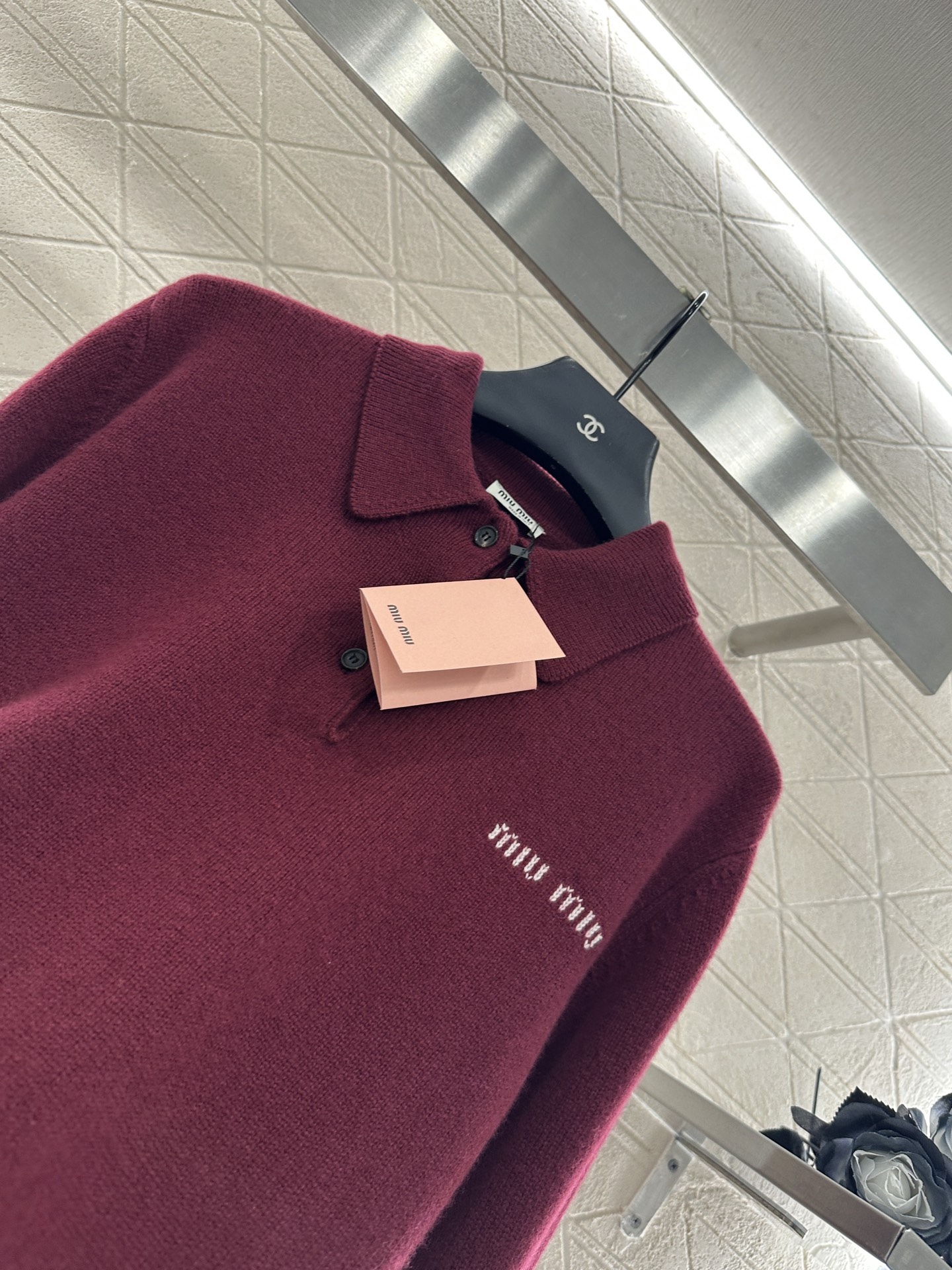 ♥Miumi*♥2025新品上架
       翻领针织上衣
定制YB羊绒纱线织造 质感高级 舒适柔软 