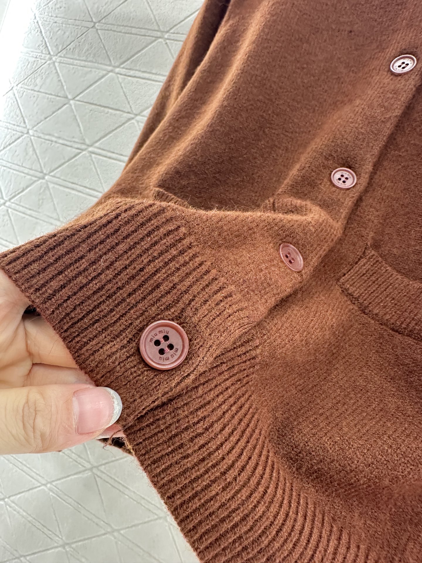 ♥Miumi*♥2025新品上架
      翻领针织开衫
定制YB羊毛纱线织造 质感高级 舒适柔软 翻