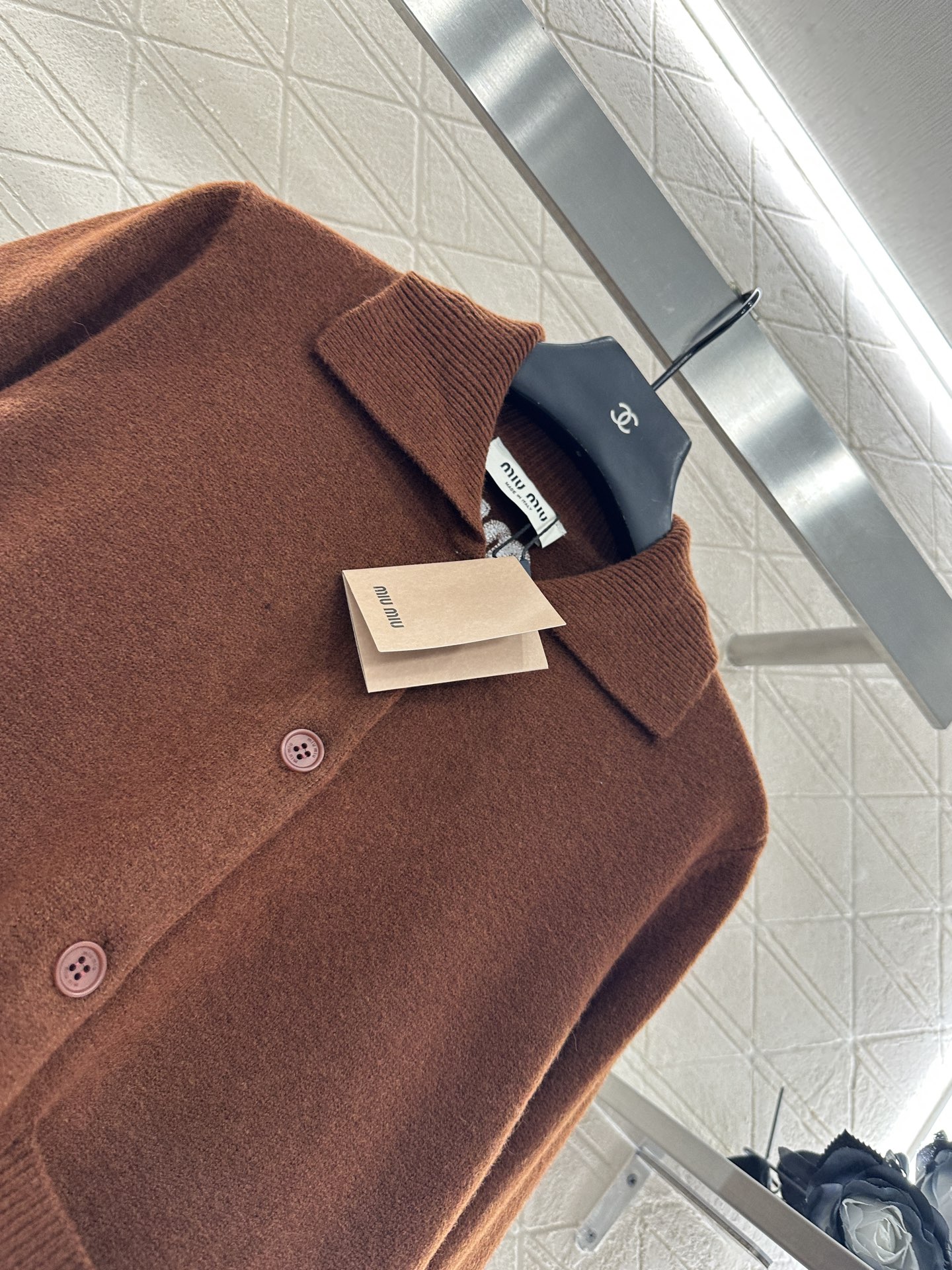 ♥Miumi*♥2025新品上架
      翻领针织开衫
定制YB羊毛纱线织造 质感高级 舒适柔软 翻