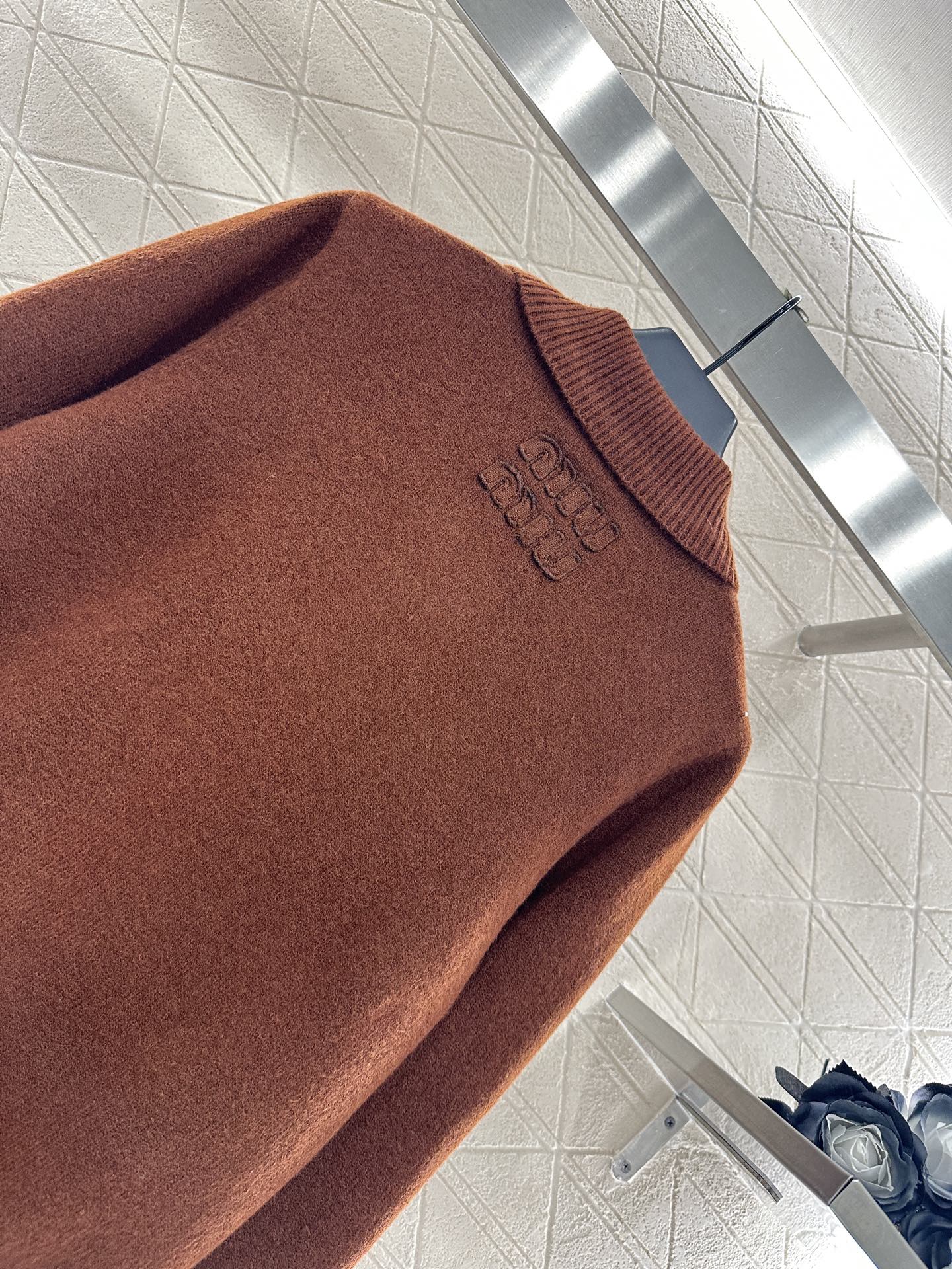 ♥Miumi*♥2025新品上架
      翻领针织开衫
定制YB羊毛纱线织造 质感高级 舒适柔软 翻