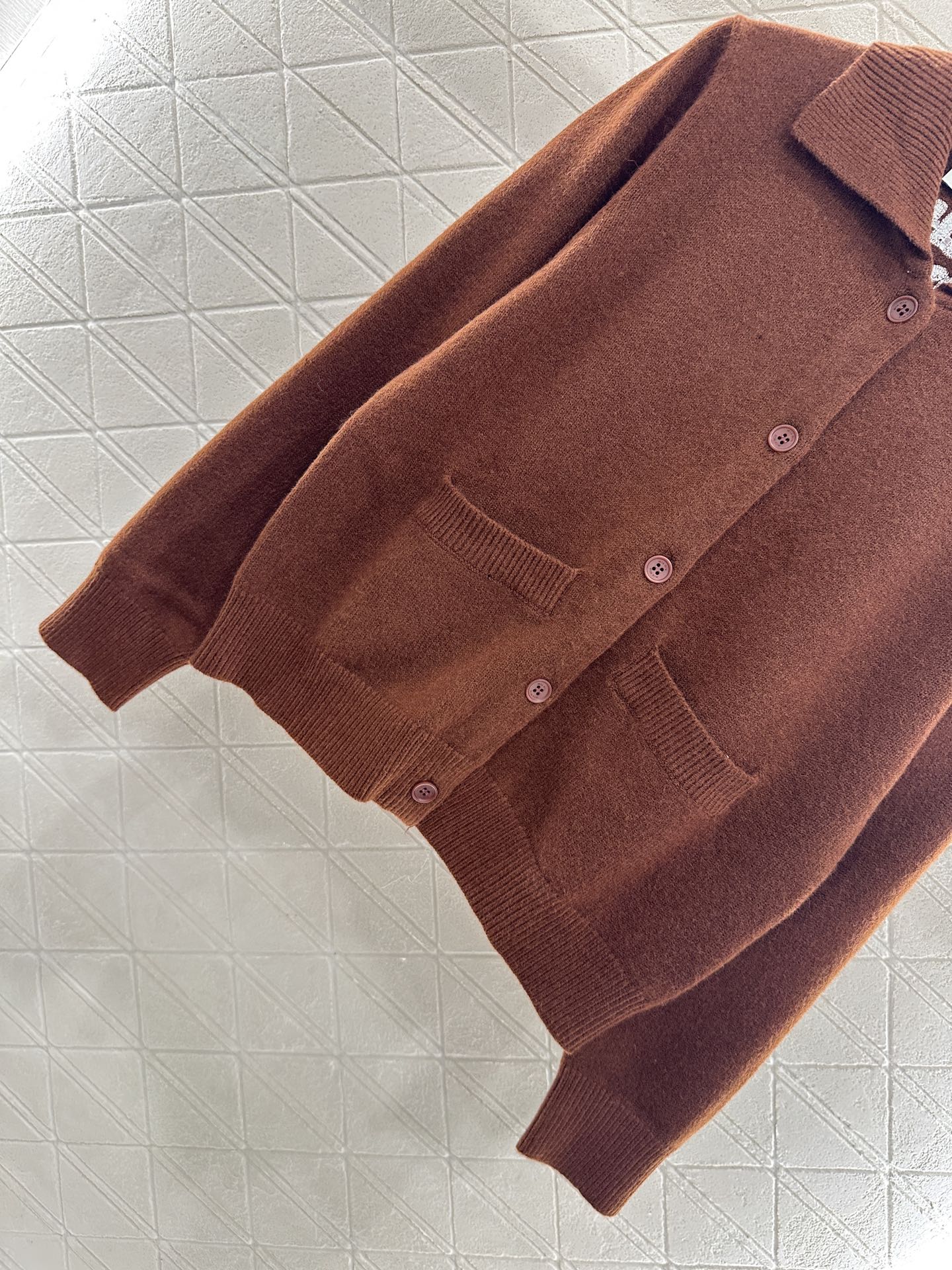 ♥Miumi*♥2025新品上架
      翻领针织开衫
定制YB羊毛纱线织造 质感高级 舒适柔软 翻