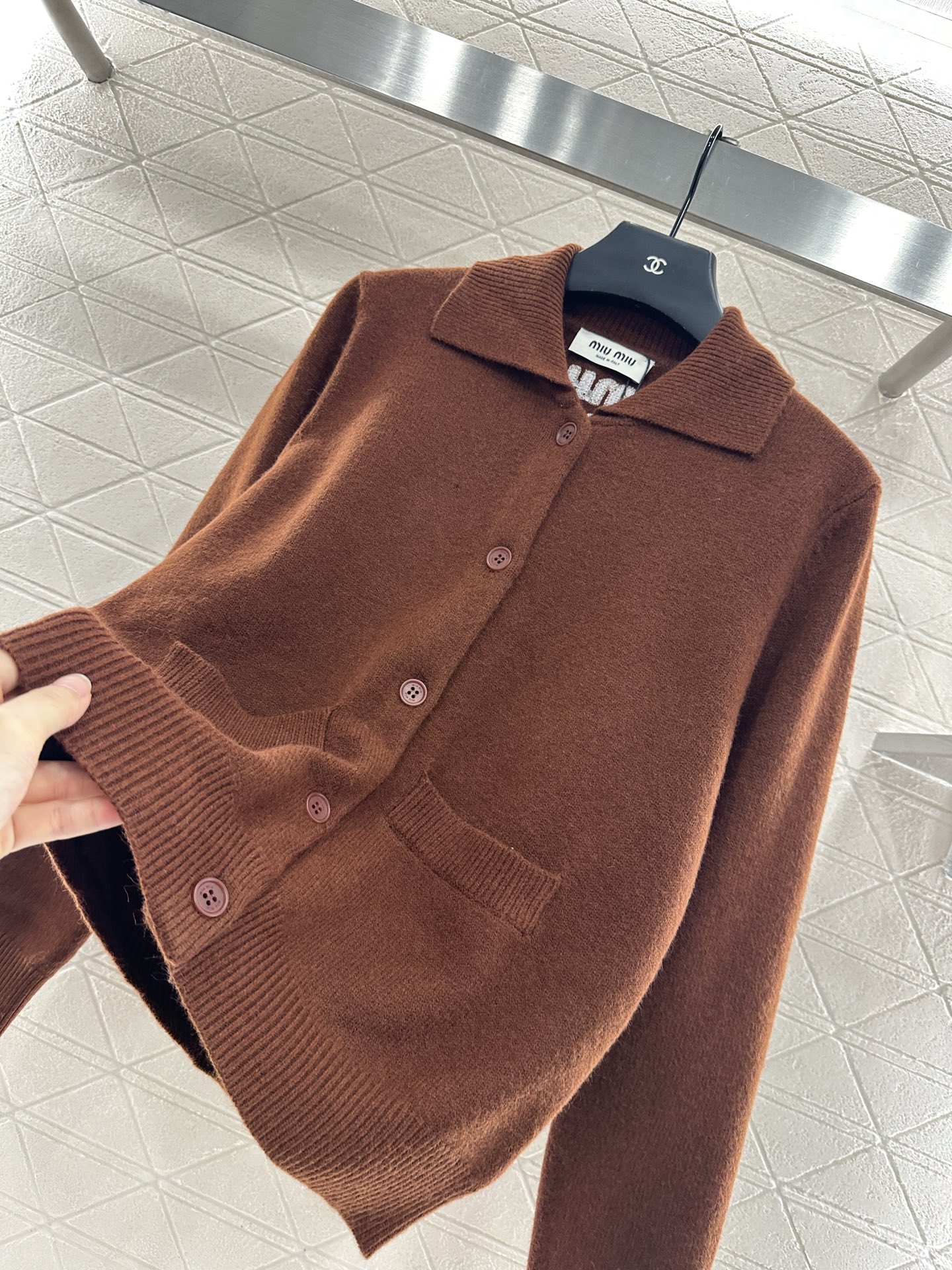 ♥Miumi*♥2025新品上架
      翻领针织开衫
定制YB羊毛纱线织造 质感高级 舒适柔软 翻