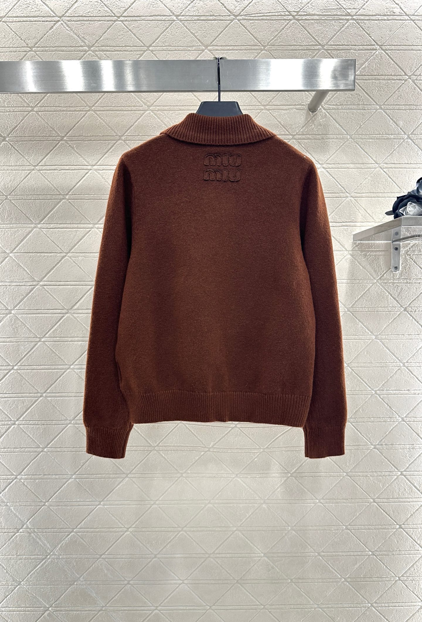 ♥Miumi*♥2025新品上架
      翻领针织开衫
定制YB羊毛纱线织造 质感高级 舒适柔软 翻