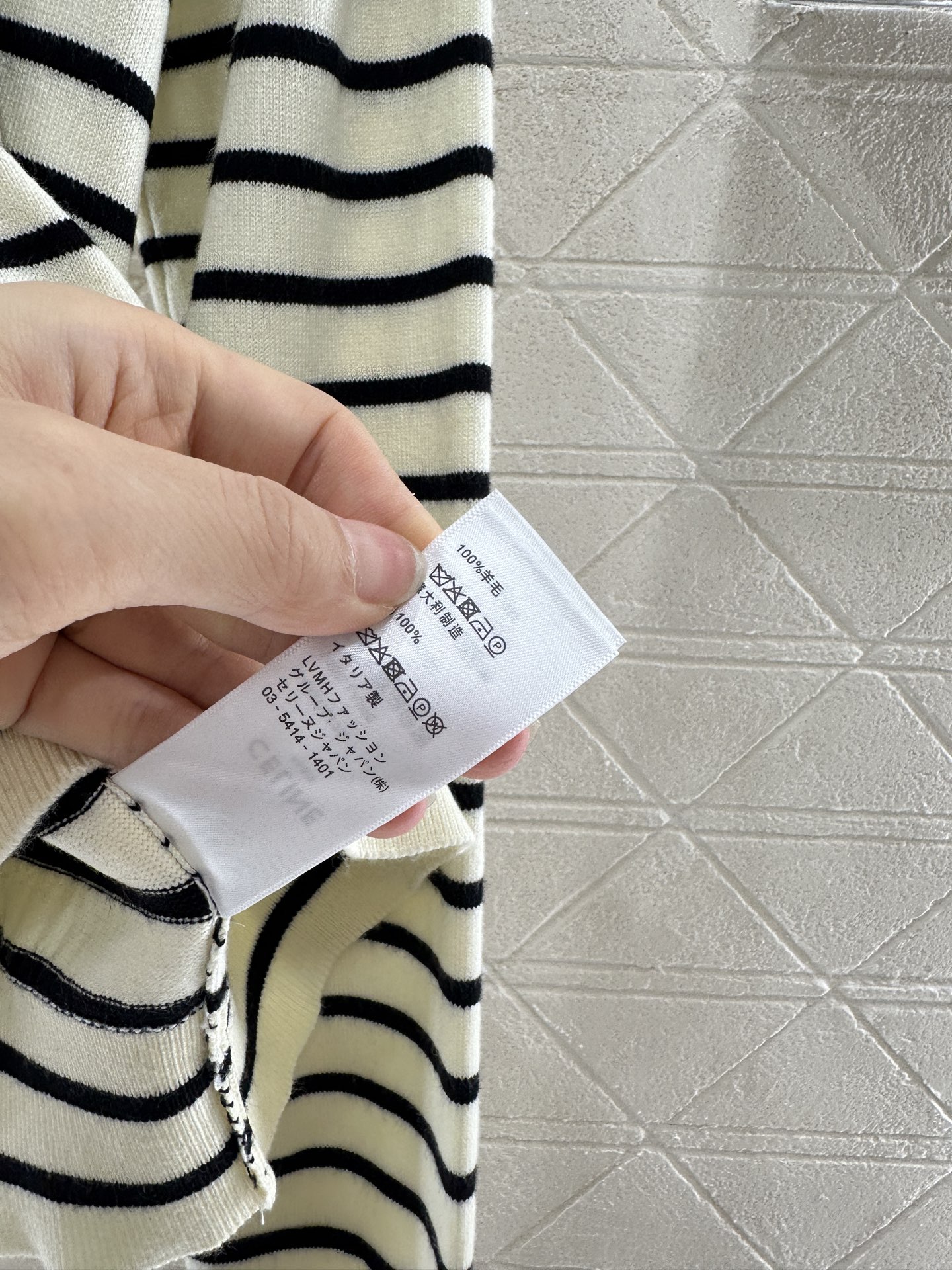 ♥Celin*♥2025新品上架
   圆领针织条纹开衫
定制YB羊毛针织材质 柔软细腻 质感舒适 圆领