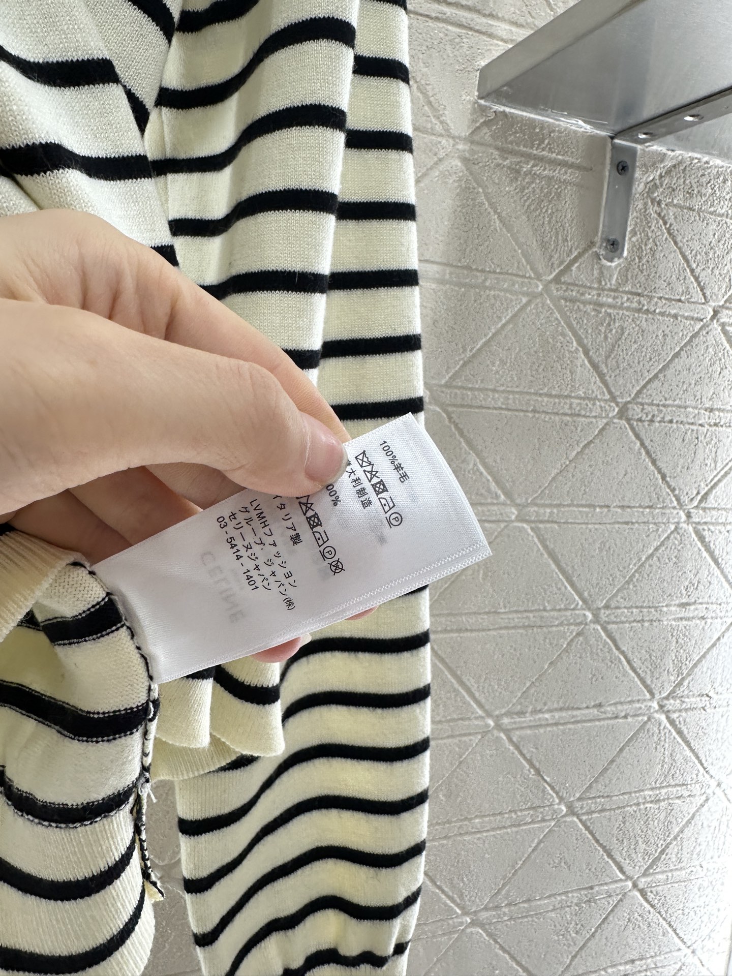 ♥Celin*♥2025新品上架
   圆领针织条纹上衣
定制YB羊毛针织材质 柔软细腻 质感舒适 圆领