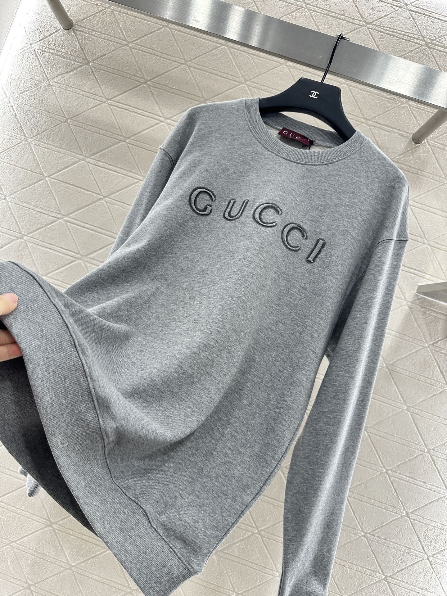 ♥Gucc*♥2025新品上架
      圆领字母卫衣
定制YB原生全棉材质 舒适软糯 穿搭洋气 落肩