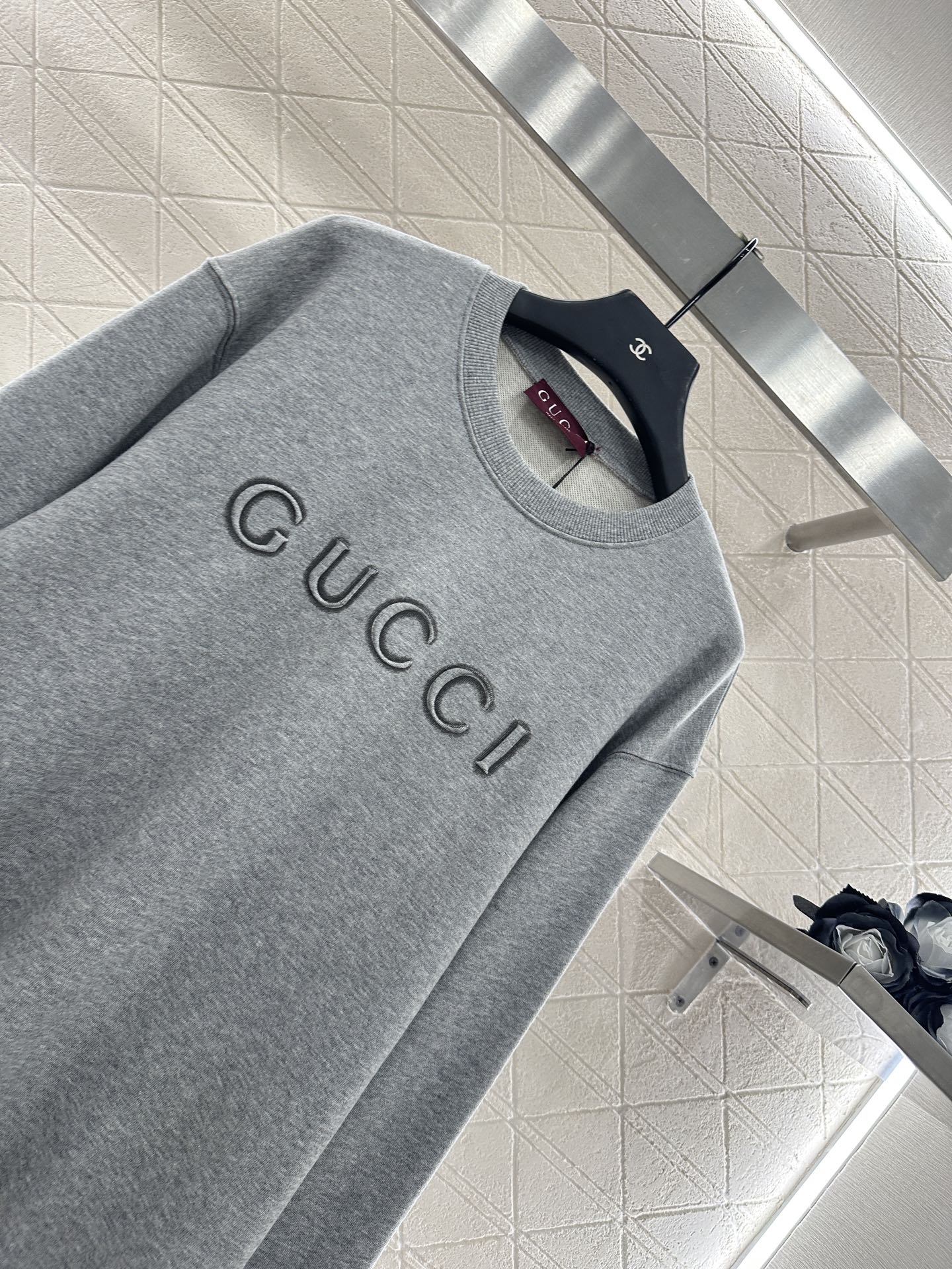 ♥Gucc*♥2025新品上架
      圆领字母卫衣
定制YB原生全棉材质 舒适软糯 穿搭洋气 落肩