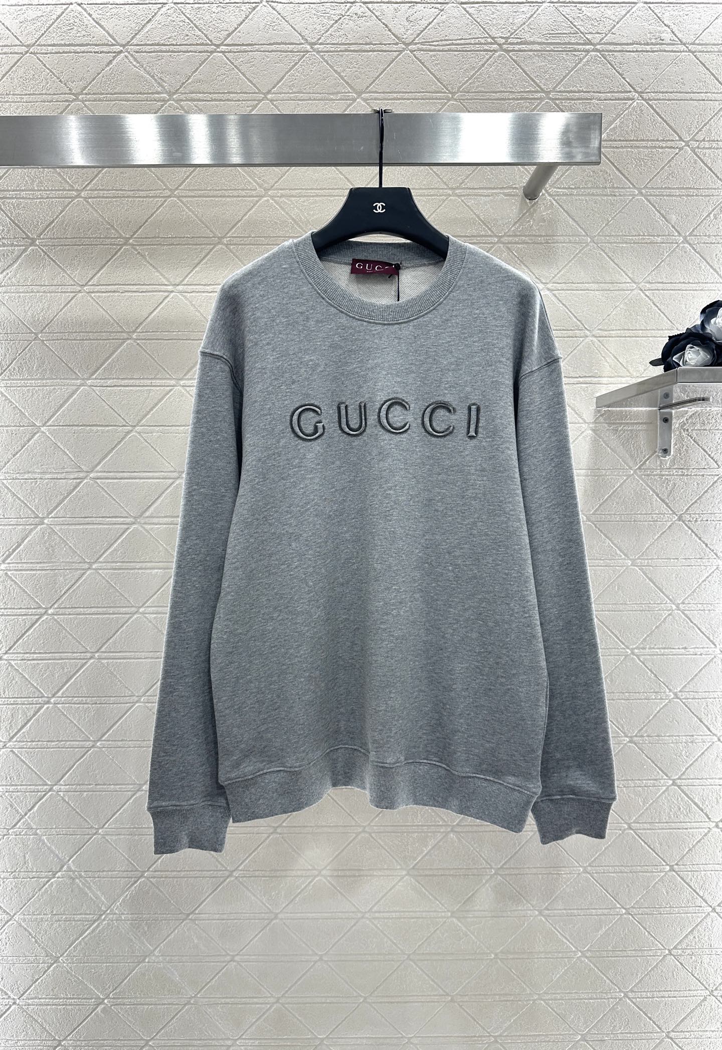 ♥Gucc*♥2025新品上架
      圆领字母卫衣
定制YB原生全棉材质 舒适软糯 穿搭洋气 落肩