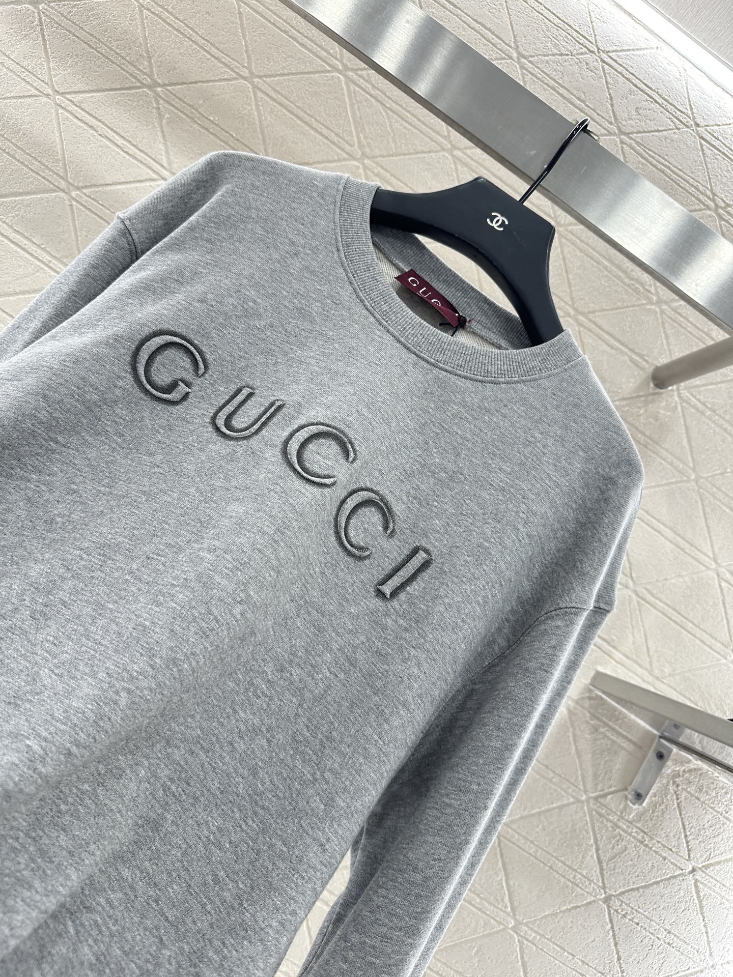 ♥Gucc*♥2025新品上架
      圆领字母卫衣
定制YB原生全棉材质 舒适软糯 穿搭洋气 落肩