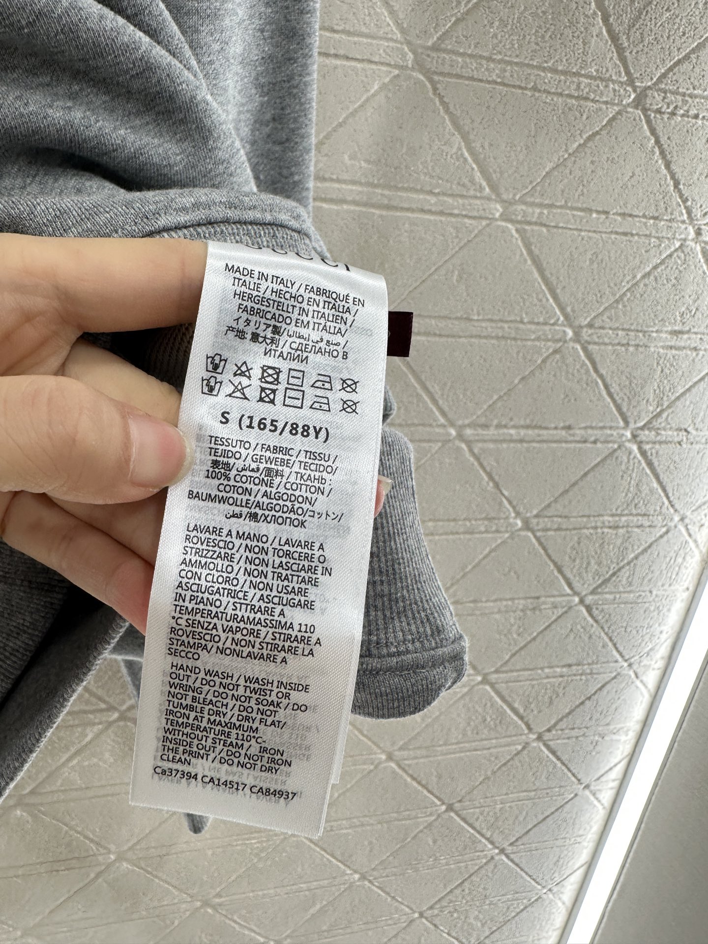 ♥Gucc*♥2025新品上架
      圆领字母卫衣
定制YB原生全棉材质 舒适软糯 穿搭洋气 落肩