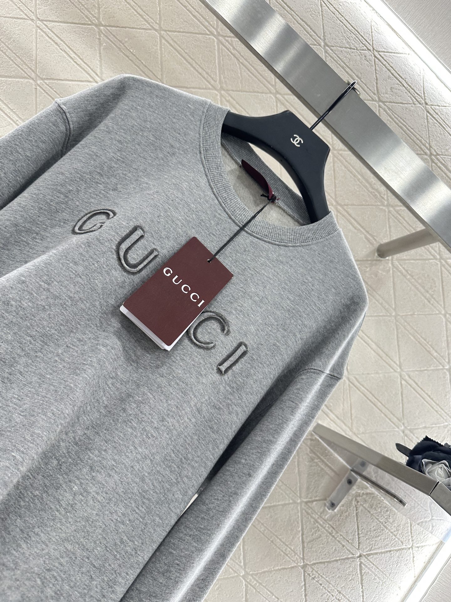 ♥Gucc*♥2025新品上架
      圆领字母卫衣
定制YB原生全棉材质 舒适软糯 穿搭洋气 落肩