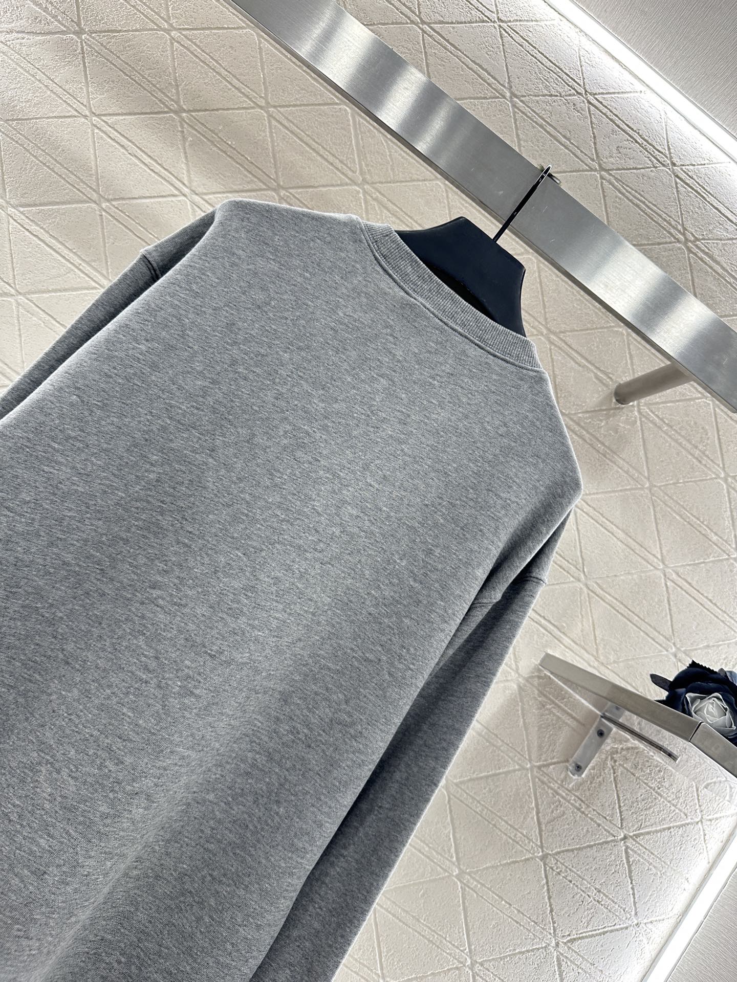 ♥Gucc*♥2025新品上架
      圆领字母卫衣
定制YB原生全棉材质 舒适软糯 穿搭洋气 落肩