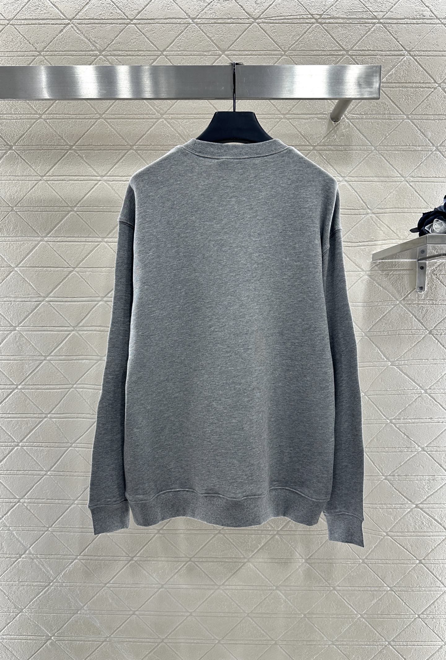 ♥Gucc*♥2025新品上架
      圆领字母卫衣
定制YB原生全棉材质 舒适软糯 穿搭洋气 落肩