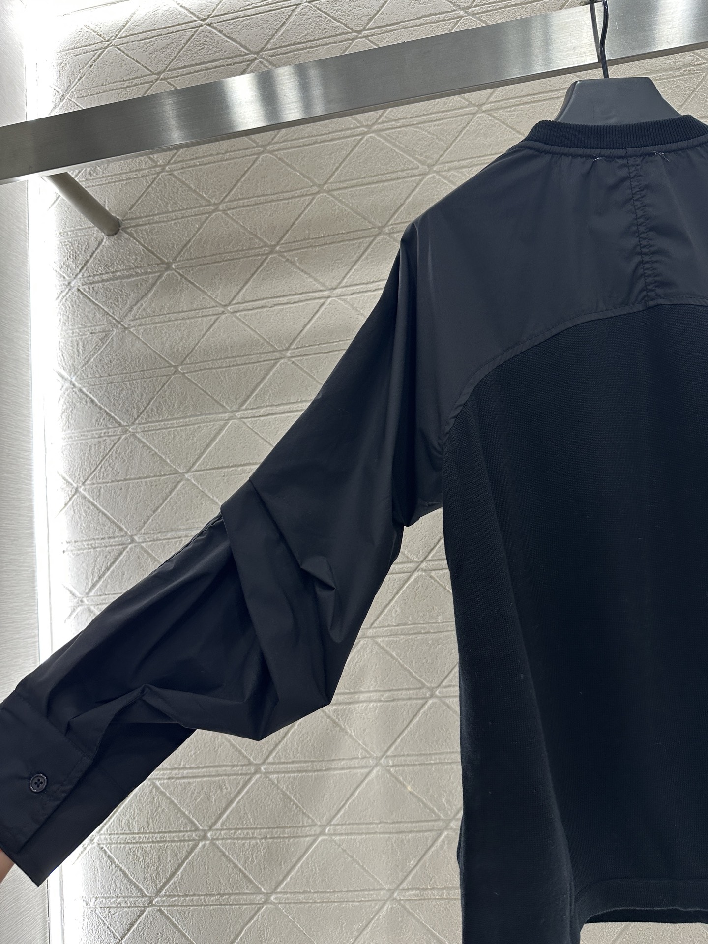 ♥Prad*♥2025新品上架
      圆领拼接长袖上衣
定制YB针织羊毛➕衬衫材质 质感舒适 弹力