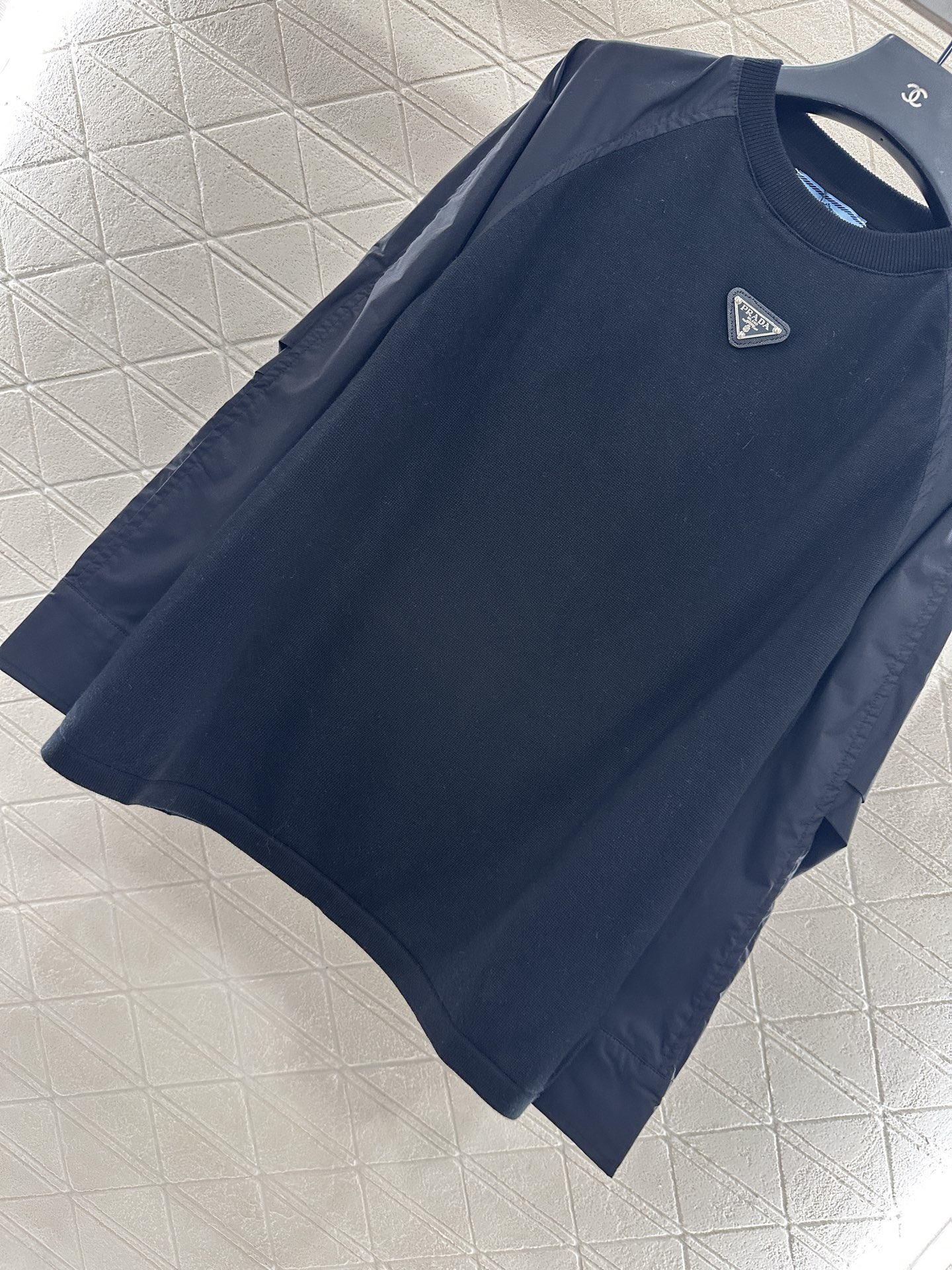 ♥Prad*♥2025新品上架
      圆领拼接长袖上衣
定制YB针织羊毛➕衬衫材质 质感舒适 弹力