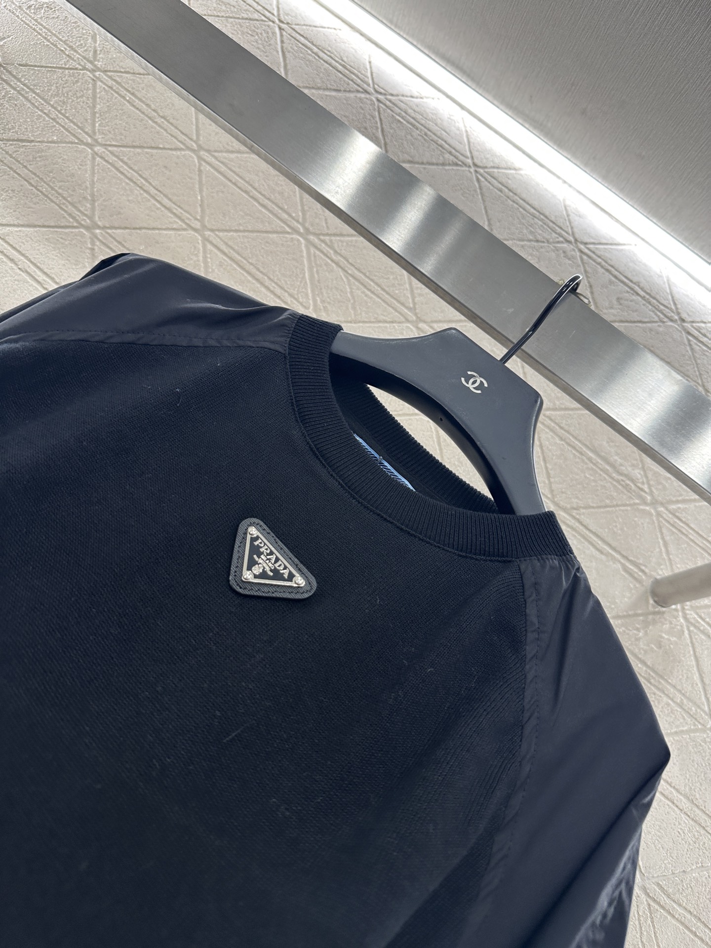 ♥Prad*♥2025新品上架
      圆领拼接长袖上衣
定制YB针织羊毛➕衬衫材质 质感舒适 弹力