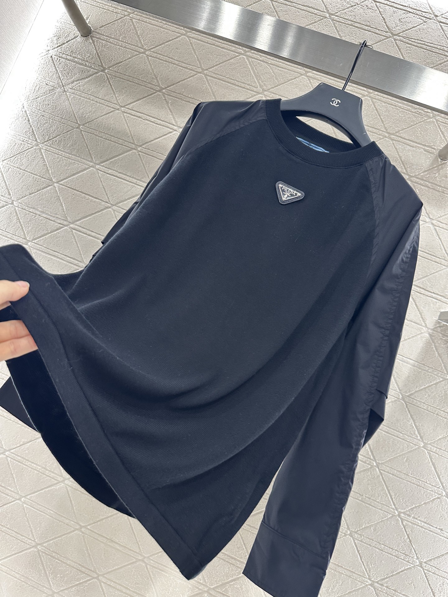 ♥Prad*♥2025新品上架
      圆领拼接长袖上衣
定制YB针织羊毛➕衬衫材质 质感舒适 弹力