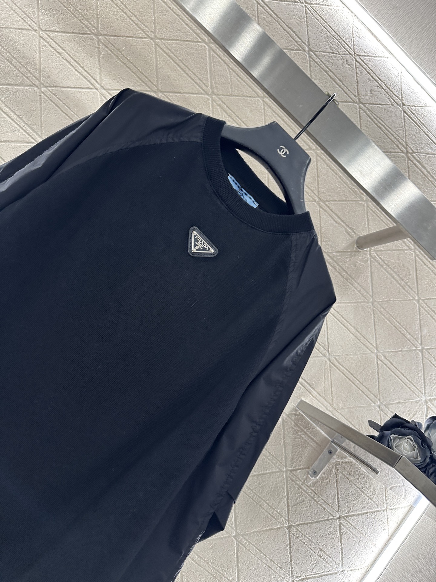 ♥Prad*♥2025新品上架
      圆领拼接长袖上衣
定制YB针织羊毛➕衬衫材质 质感舒适 弹力