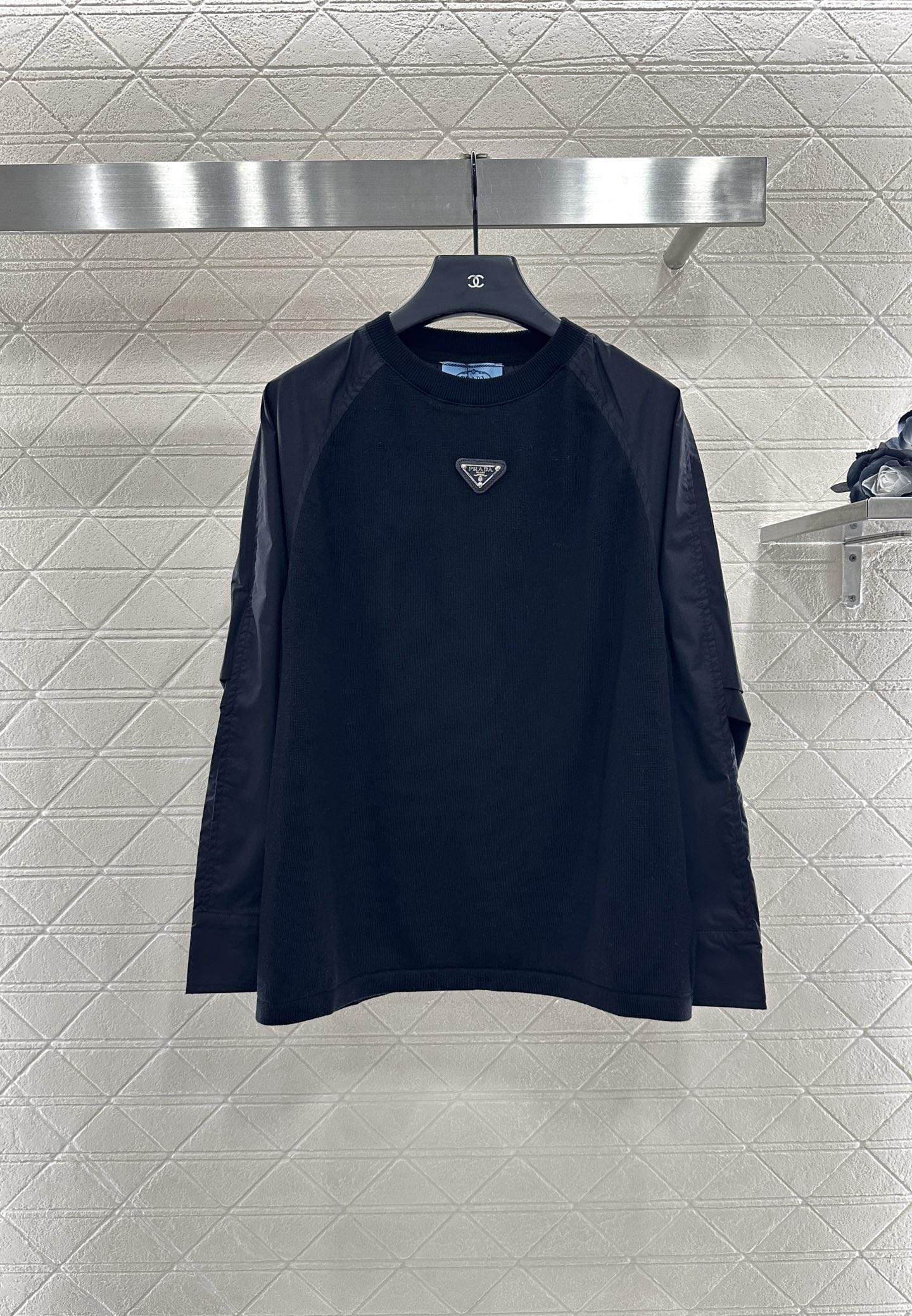 ♥Prad*♥2025新品上架
      圆领拼接长袖上衣
定制YB针织羊毛➕衬衫材质 质感舒适 弹力