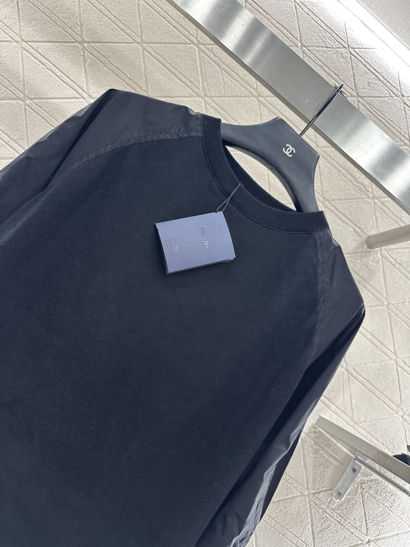 ♥Prad*♥2025新品上架
      圆领拼接长袖上衣
定制YB针织羊毛➕衬衫材质 质感舒适 弹力