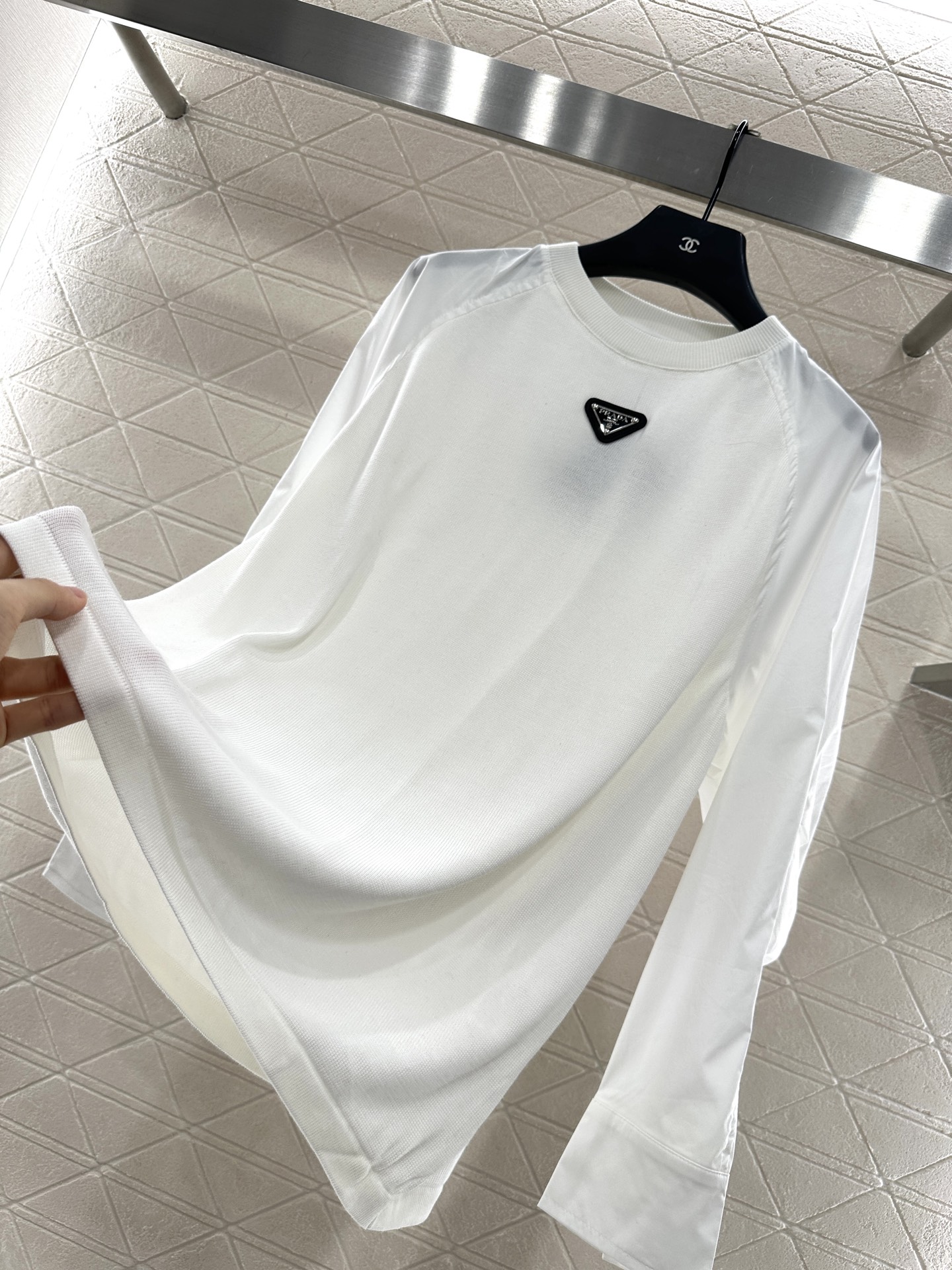 ♥Prad*♥2025新品上架
      圆领拼接长袖上衣
定制YB针织羊毛➕衬衫材质 质感舒适 弹力