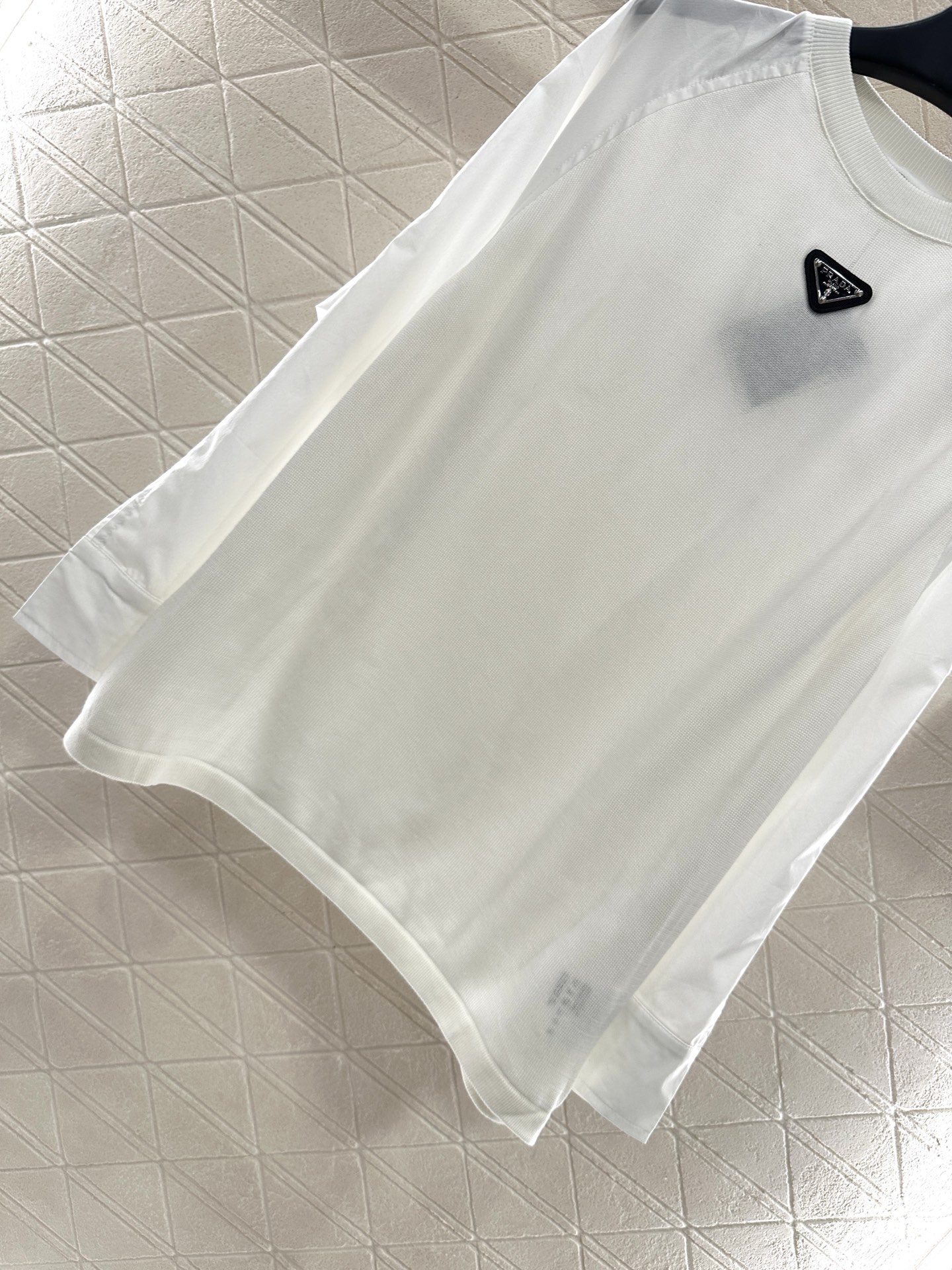 ♥Prad*♥2025新品上架
      圆领拼接长袖上衣
定制YB针织羊毛➕衬衫材质 质感舒适 弹力