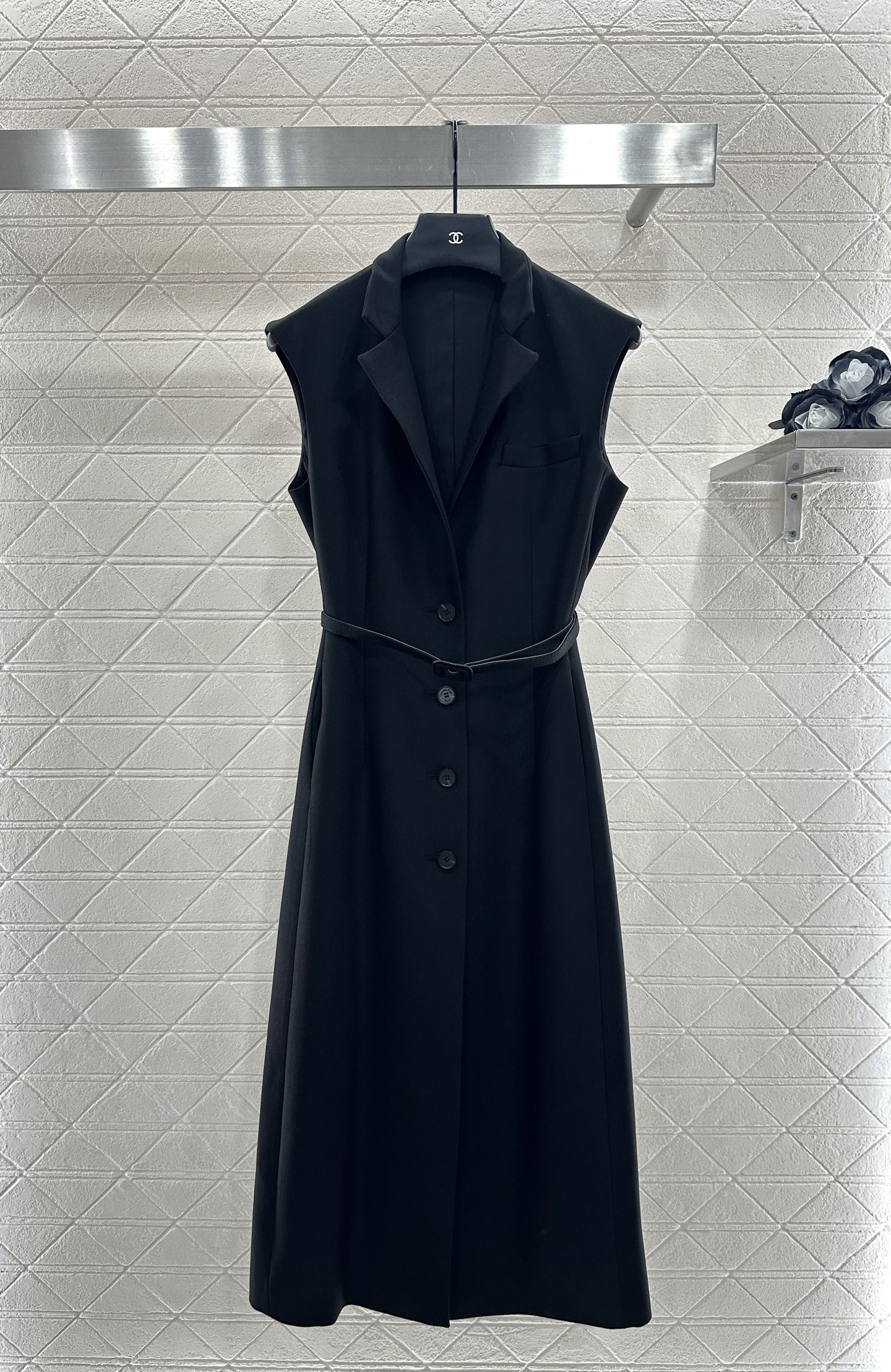 ♥Dio*♥2025新品上架
    腰带马甲连衣裙
定制YB进口材质 质感光泽 垂顺舒适 马甲连衣裙剪