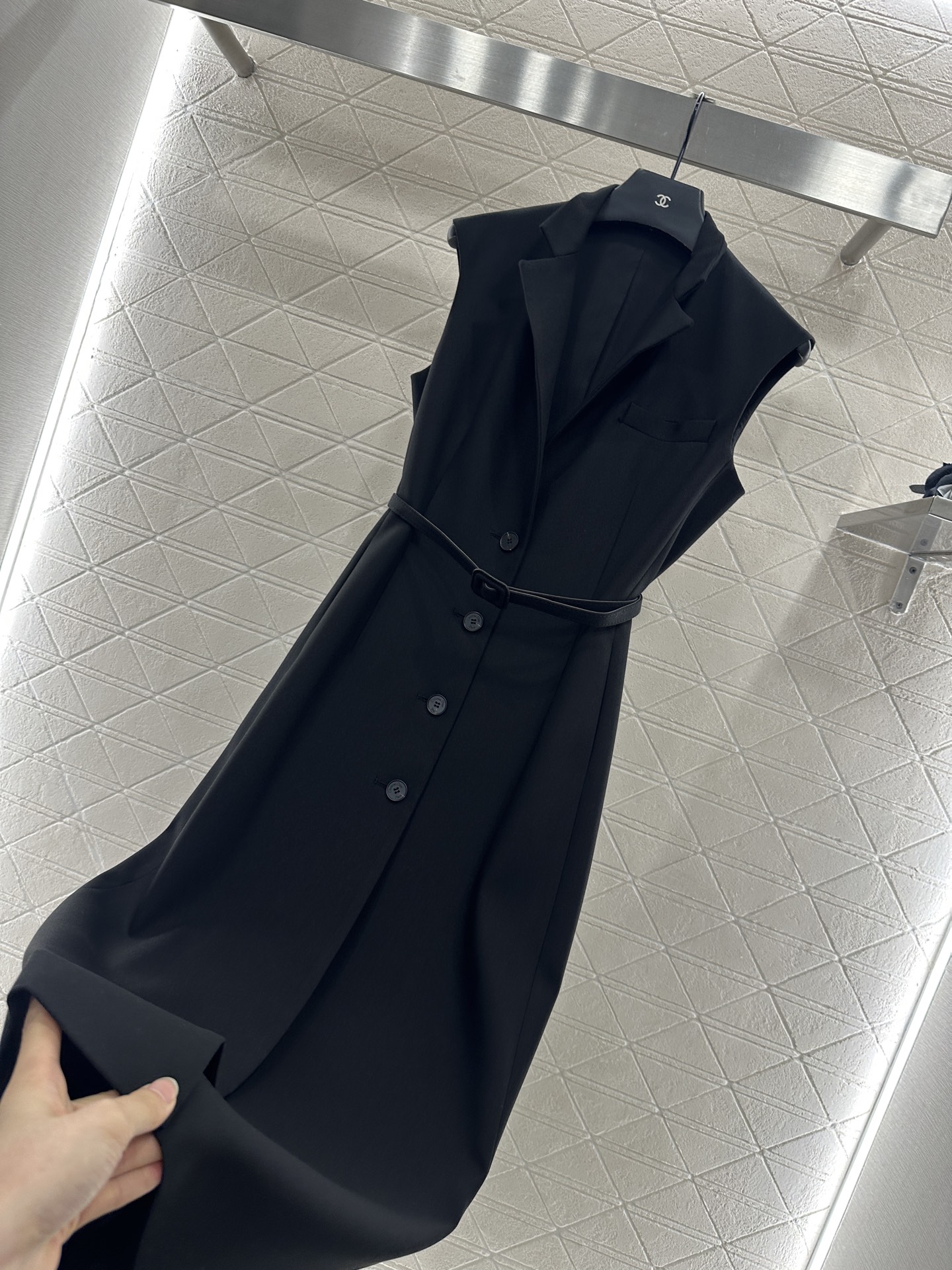 ♥Dio*♥2025新品上架
    腰带马甲连衣裙
定制YB进口材质 质感光泽 垂顺舒适 马甲连衣裙剪