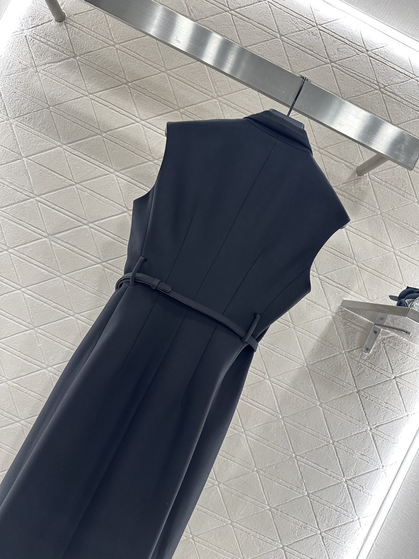 ♥Dio*♥2025新品上架
    腰带马甲连衣裙
定制YB进口材质 质感光泽 垂顺舒适 马甲连衣裙剪