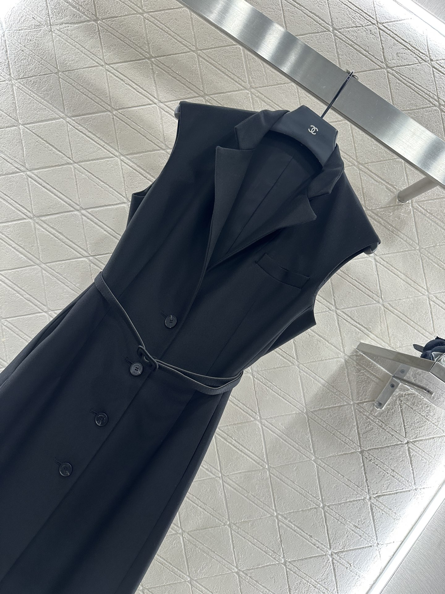 ♥Dio*♥2025新品上架
    腰带马甲连衣裙
定制YB进口材质 质感光泽 垂顺舒适 马甲连衣裙剪