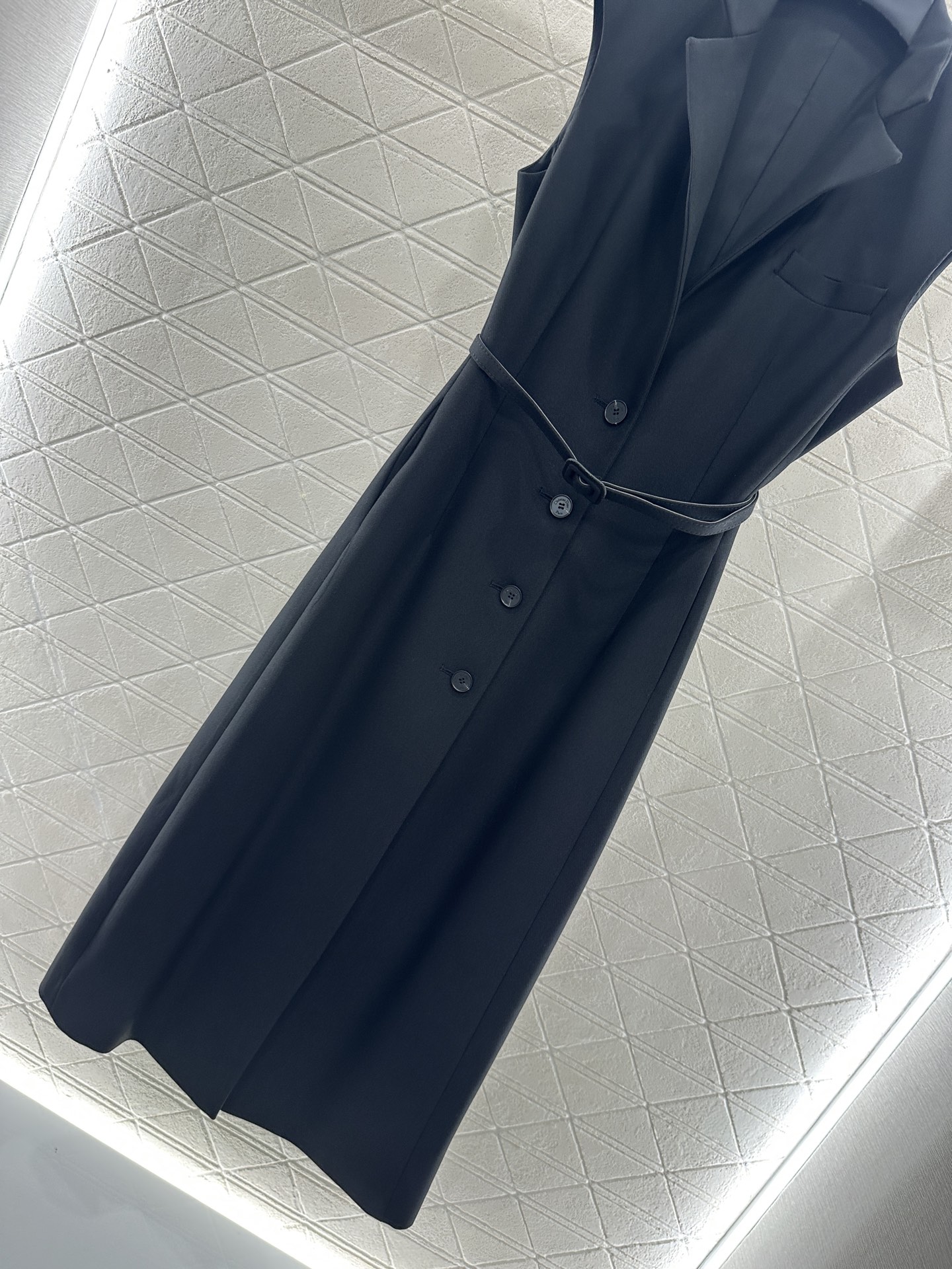 ♥Dio*♥2025新品上架
    腰带马甲连衣裙
定制YB进口材质 质感光泽 垂顺舒适 马甲连衣裙剪