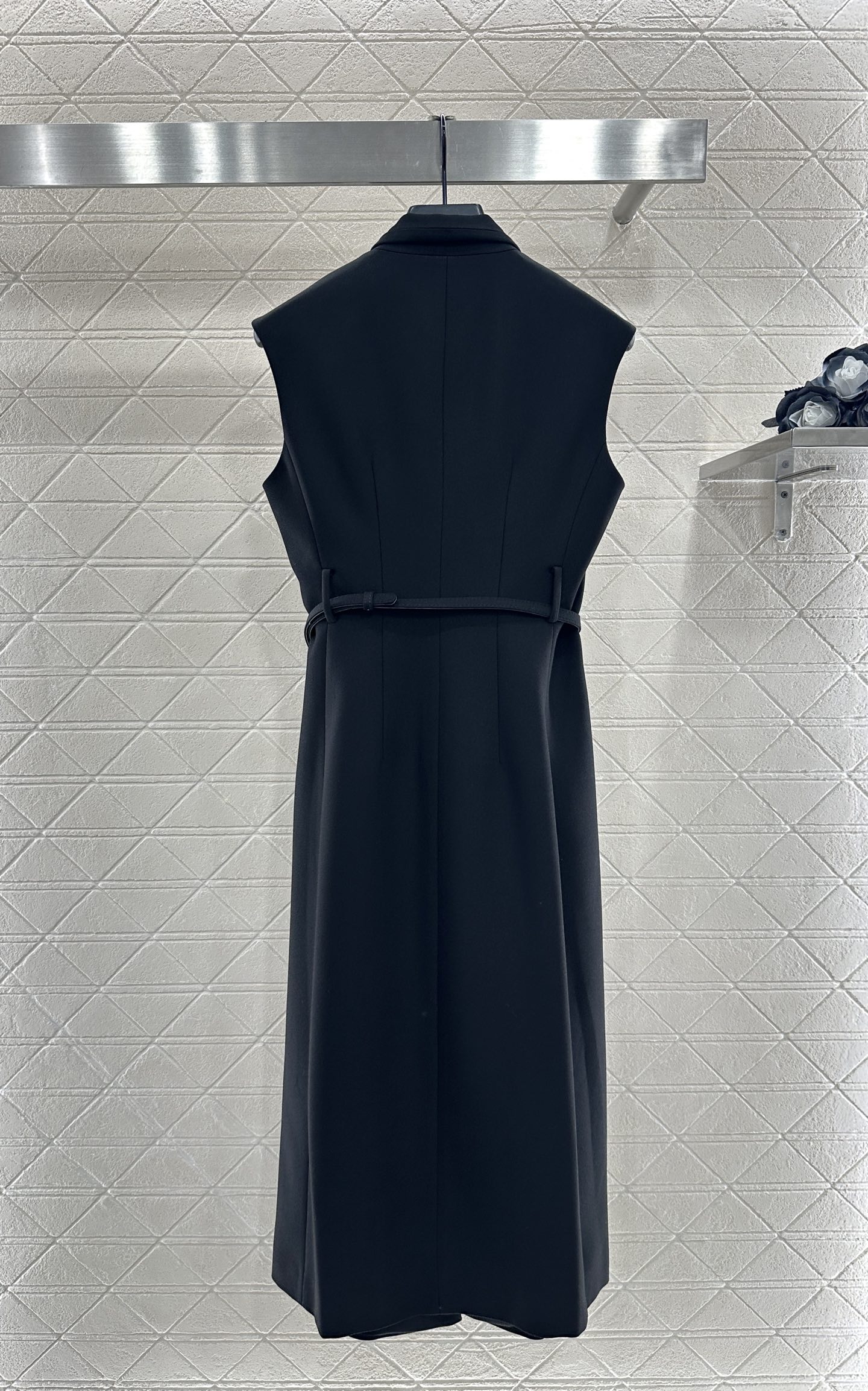 ♥Dio*♥2025新品上架
    腰带马甲连衣裙
定制YB进口材质 质感光泽 垂顺舒适 马甲连衣裙剪