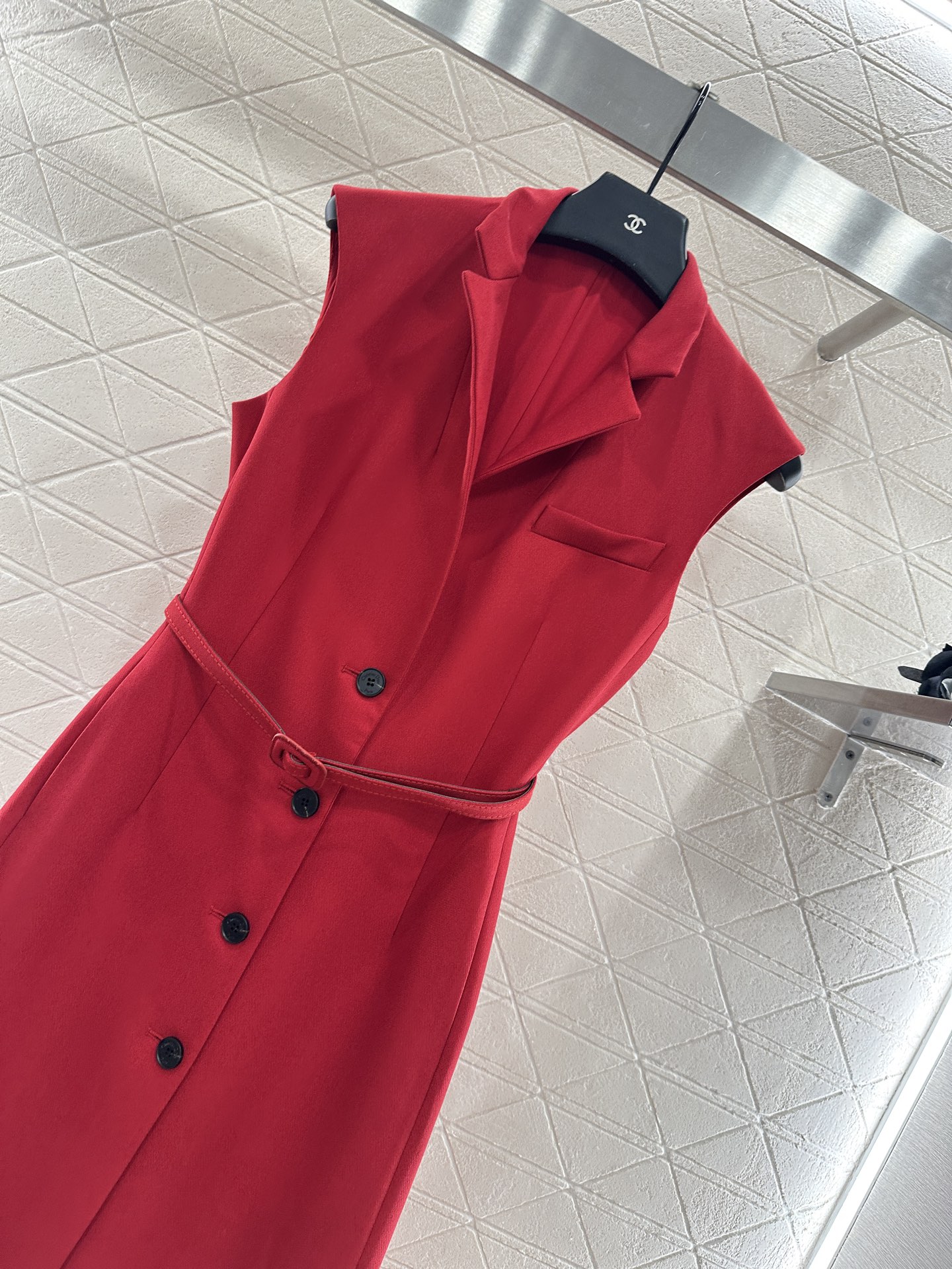 ♥Dio*♥2025新品上架
    腰带马甲连衣裙
定制YB进口材质 质感光泽 垂顺舒适 马甲连衣裙剪