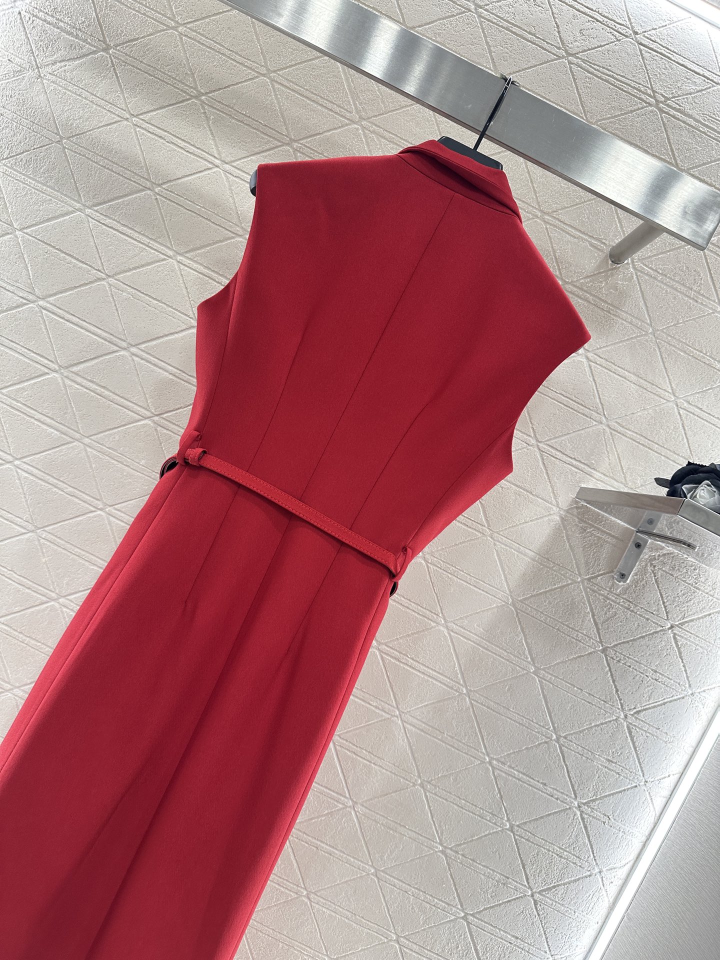 ♥Dio*♥2025新品上架
    腰带马甲连衣裙
定制YB进口材质 质感光泽 垂顺舒适 马甲连衣裙剪