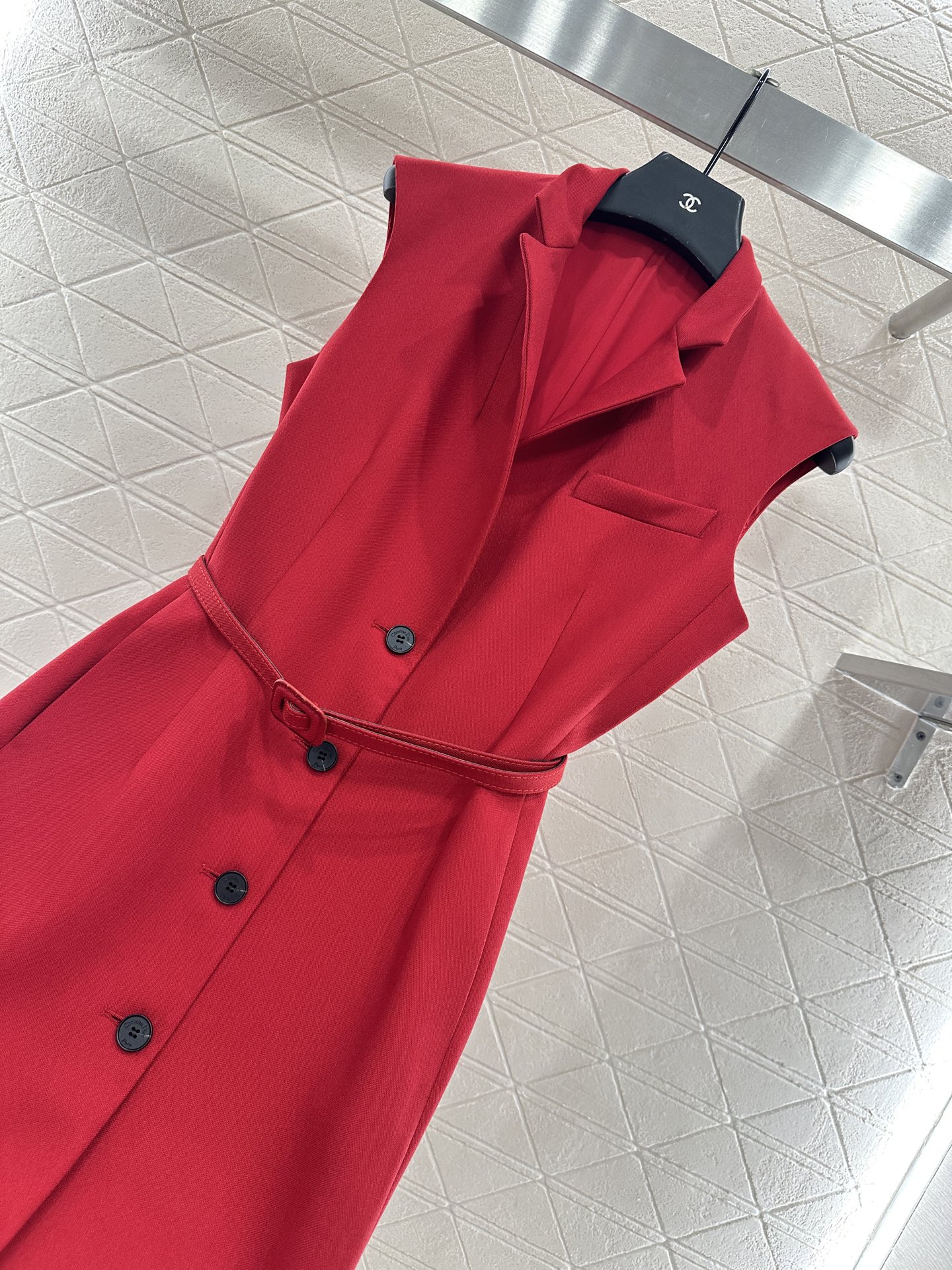 ♥Dio*♥2025新品上架
    腰带马甲连衣裙
定制YB进口材质 质感光泽 垂顺舒适 马甲连衣裙剪