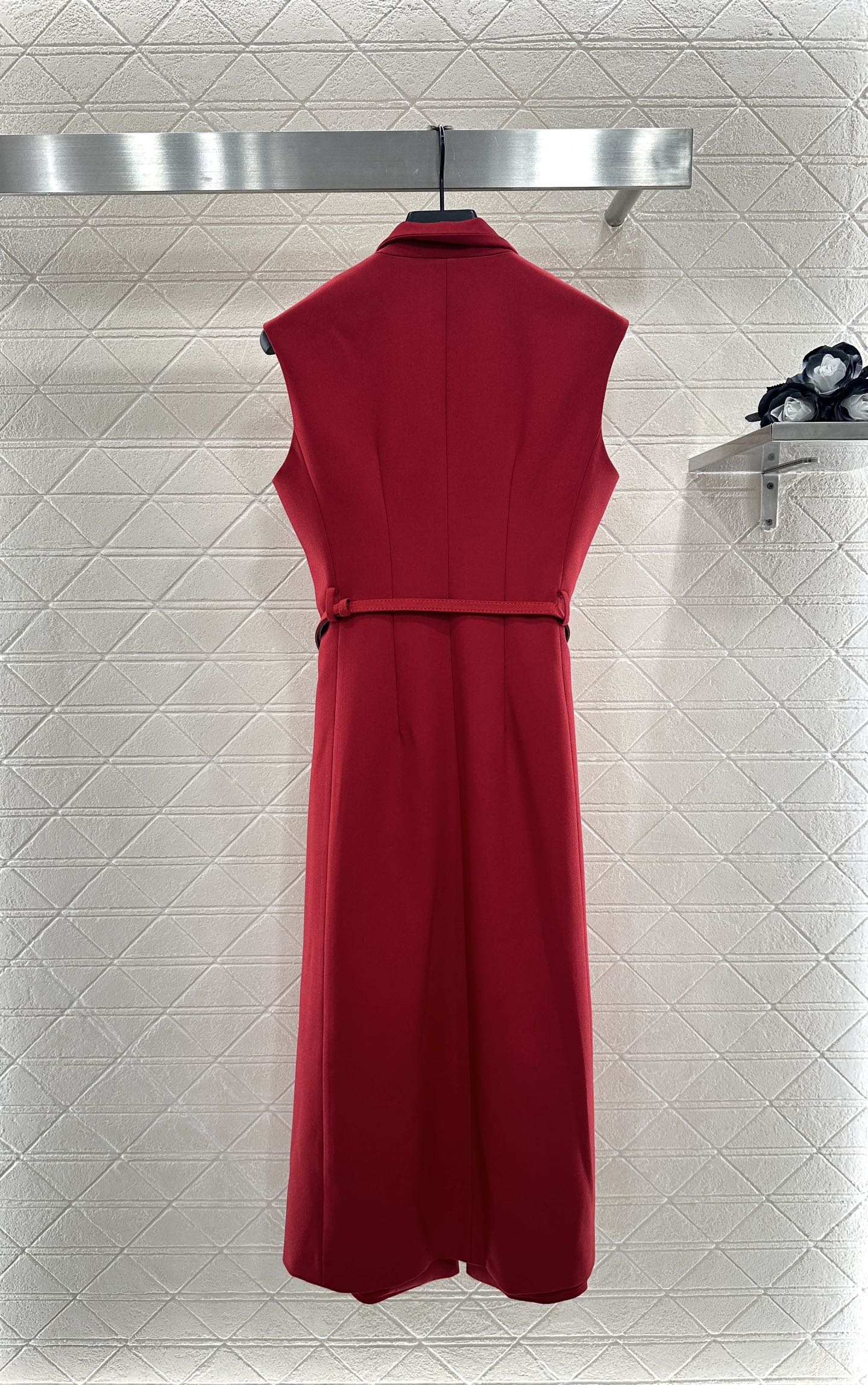 ♥Dio*♥2025新品上架
    腰带马甲连衣裙
定制YB进口材质 质感光泽 垂顺舒适 马甲连衣裙剪