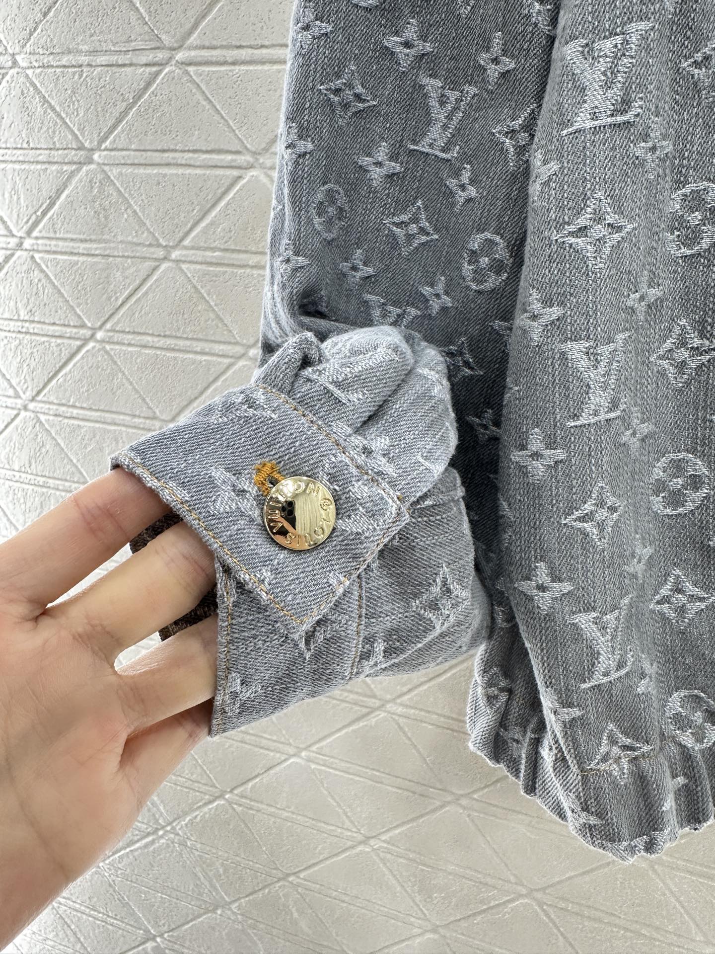 ♥Louis Vuitto*♥2025新品上架
   牛仔提花外套半裙套装
定制YB斜纹棉牛仔材质 质感