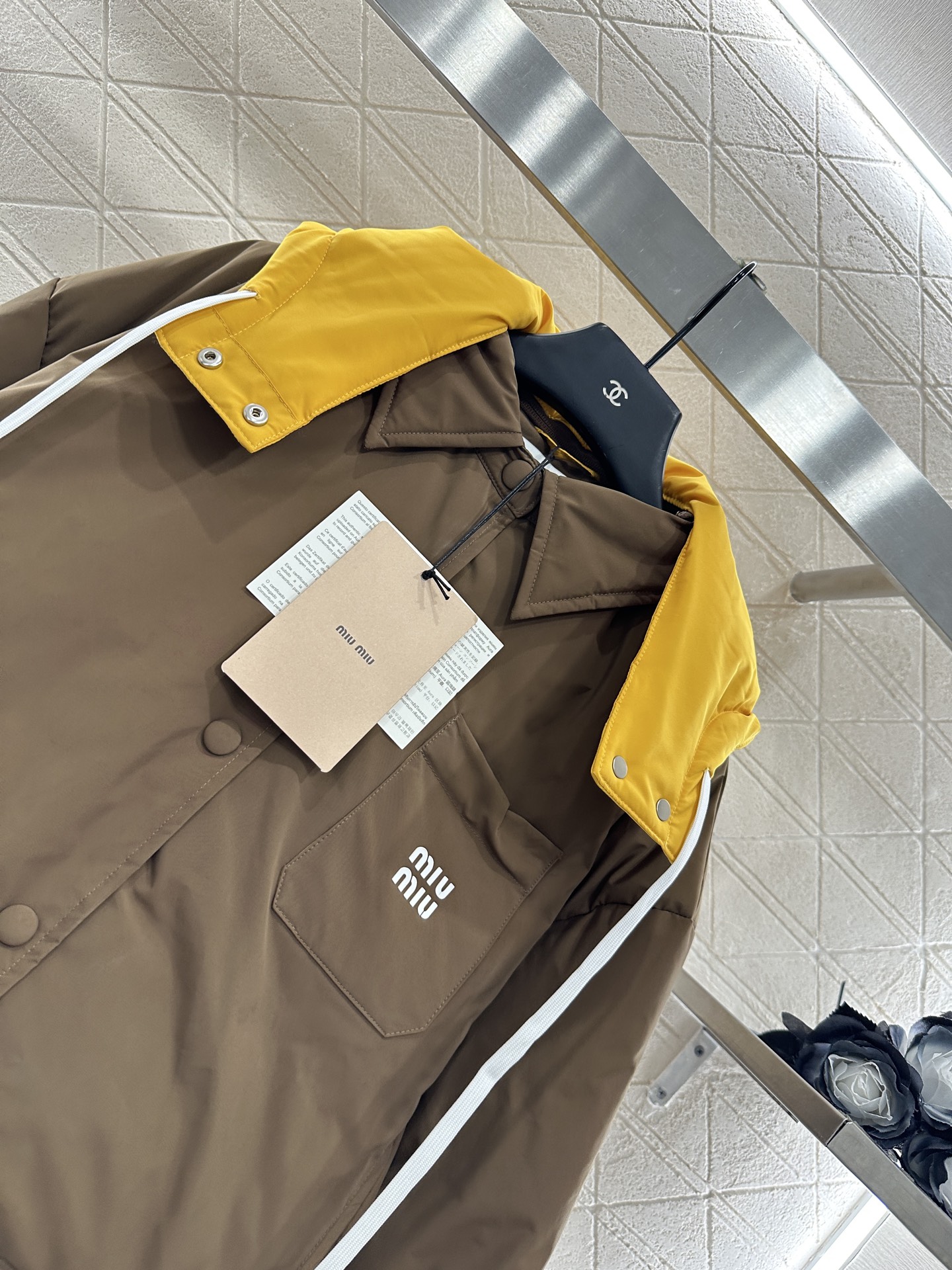 ♥Miumi*♥2025新品上架
  可拆卸撞色连帽羽绒外套
定制YB进口防风尼龙材质 质感光泽 防水防