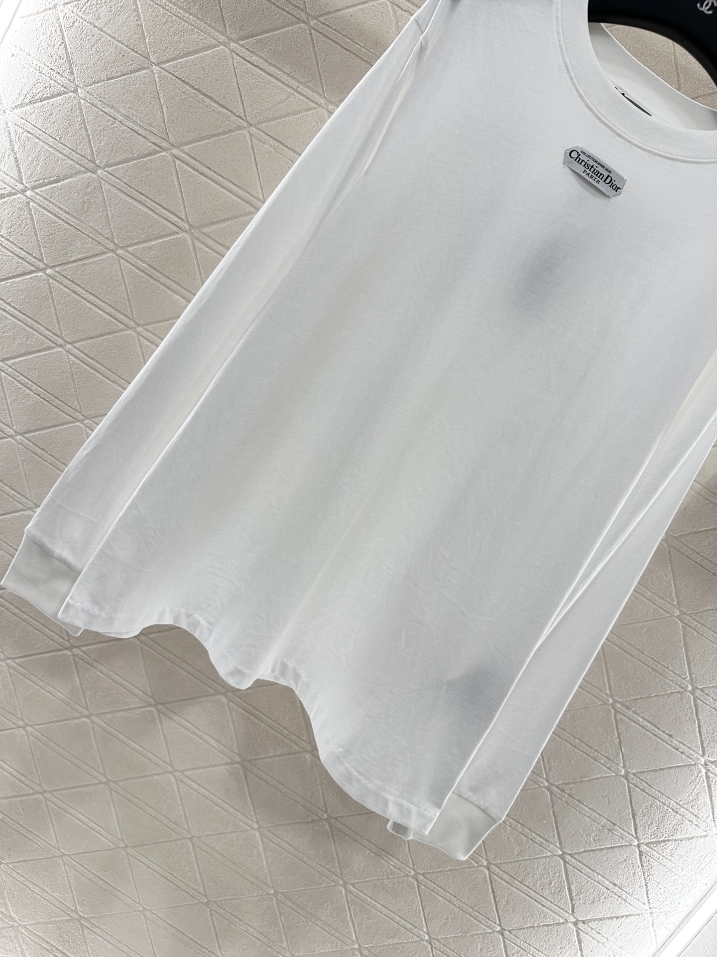 ♥Dio*♥2025新品上架
    圆领贴布字母卫衣
定制YB原生全棉材质 穿搭透气 舒适有型 圆领套