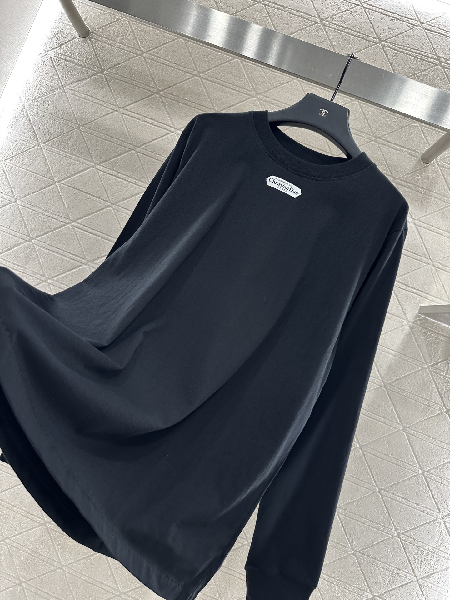 ♥Dio*♥2025新品上架
    圆领贴布字母卫衣
定制YB原生全棉材质 穿搭透气 舒适有型 圆领套