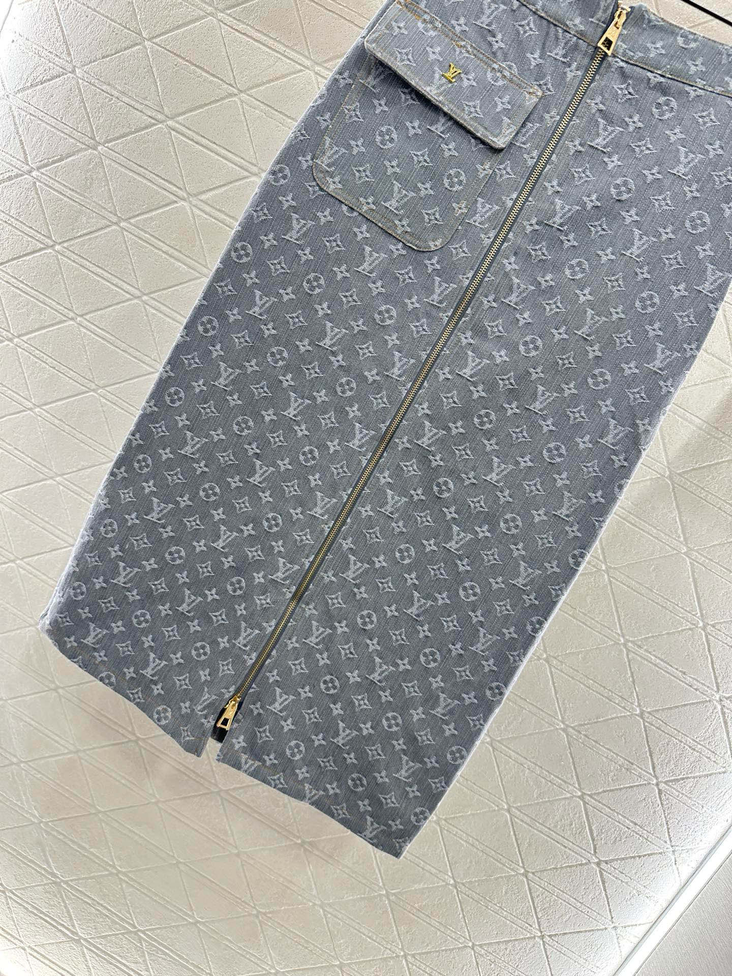 ♥Louis Vuitto*♥2025新品上架
   牛仔提花外套半裙套装
定制YB斜纹棉牛仔材质 质感