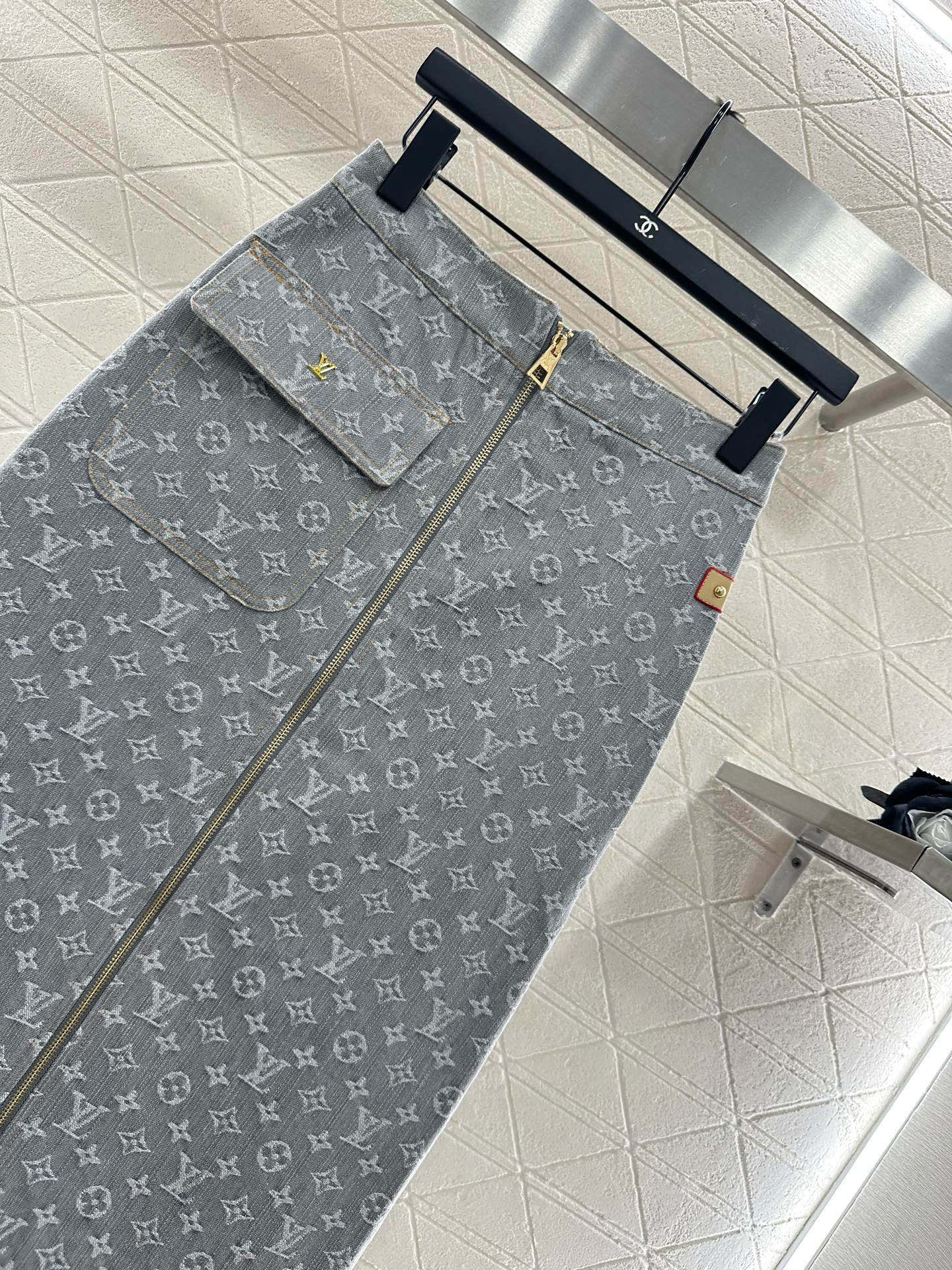 ♥Louis Vuitto*♥2025新品上架
   牛仔提花外套半裙套装
定制YB斜纹棉牛仔材质 质感