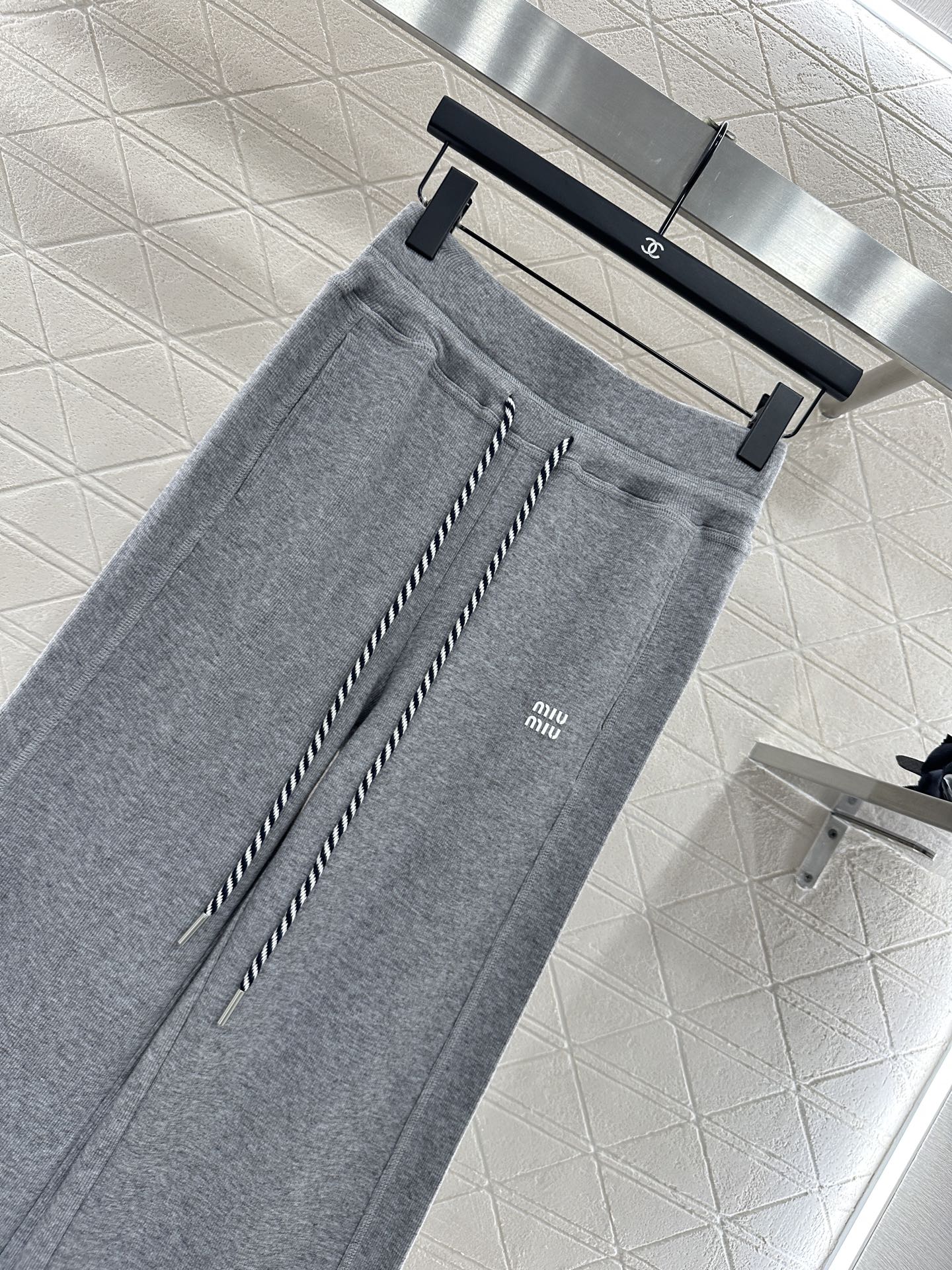 ♥Miumi*♥2025新品上架
   连帽抽绳上衣长裤套装
定制YB进口人棉材质 适合秋季厚度 舒适好