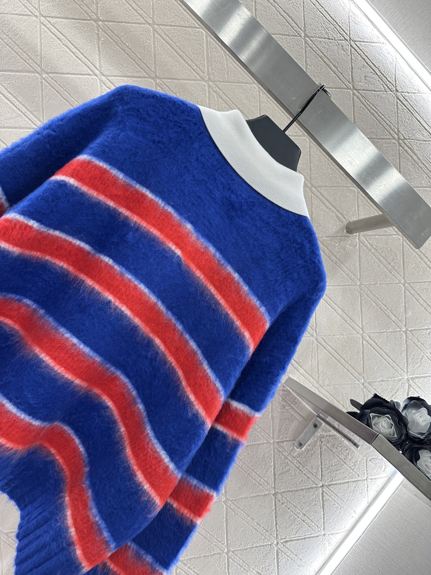 ♥Celin*♥2025新品上架
     撞色条纹毛衣
定制YB棉毛纱线织造 质感细腻 贴肤舒适 撞色