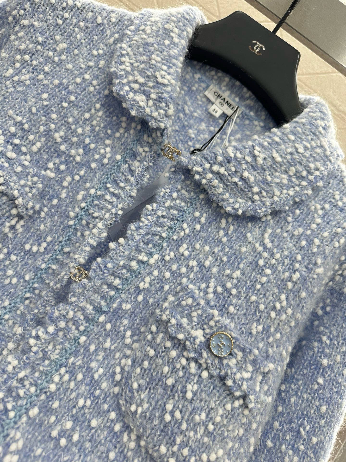 ♥Chane*♥2025新品上架
 颗粒花边针织开衫半裙套装
定制YB棉毛纱线织造 穿搭舒适 柔软细腻 