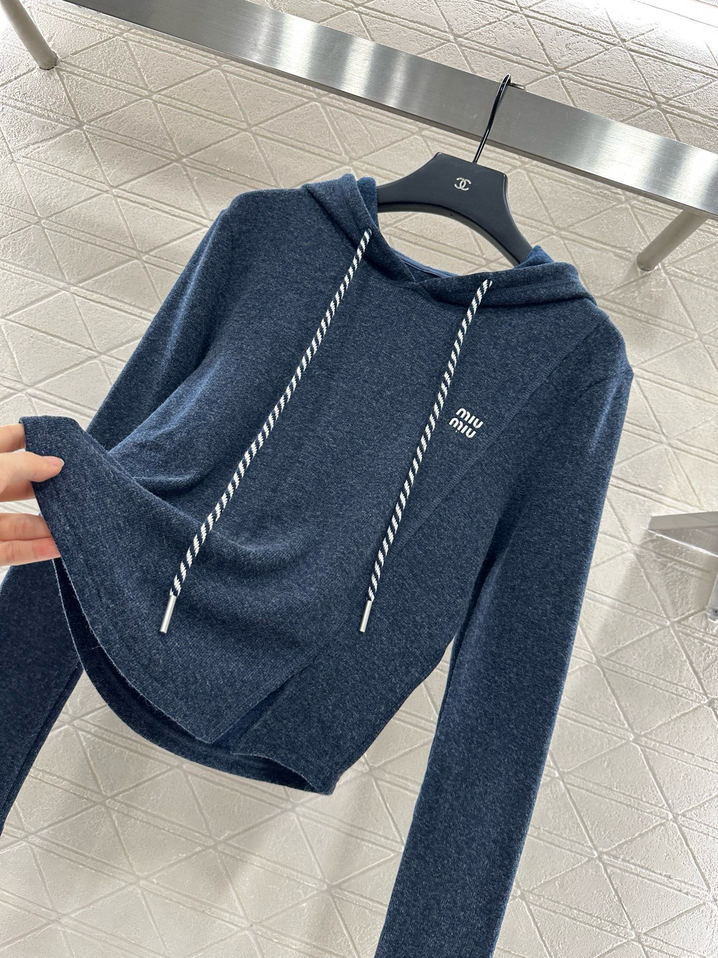 ♥Miumi*♥2025新品上架
   连帽抽绳上衣长裤套装
定制YB进口人棉材质 适合秋季厚度 舒适好