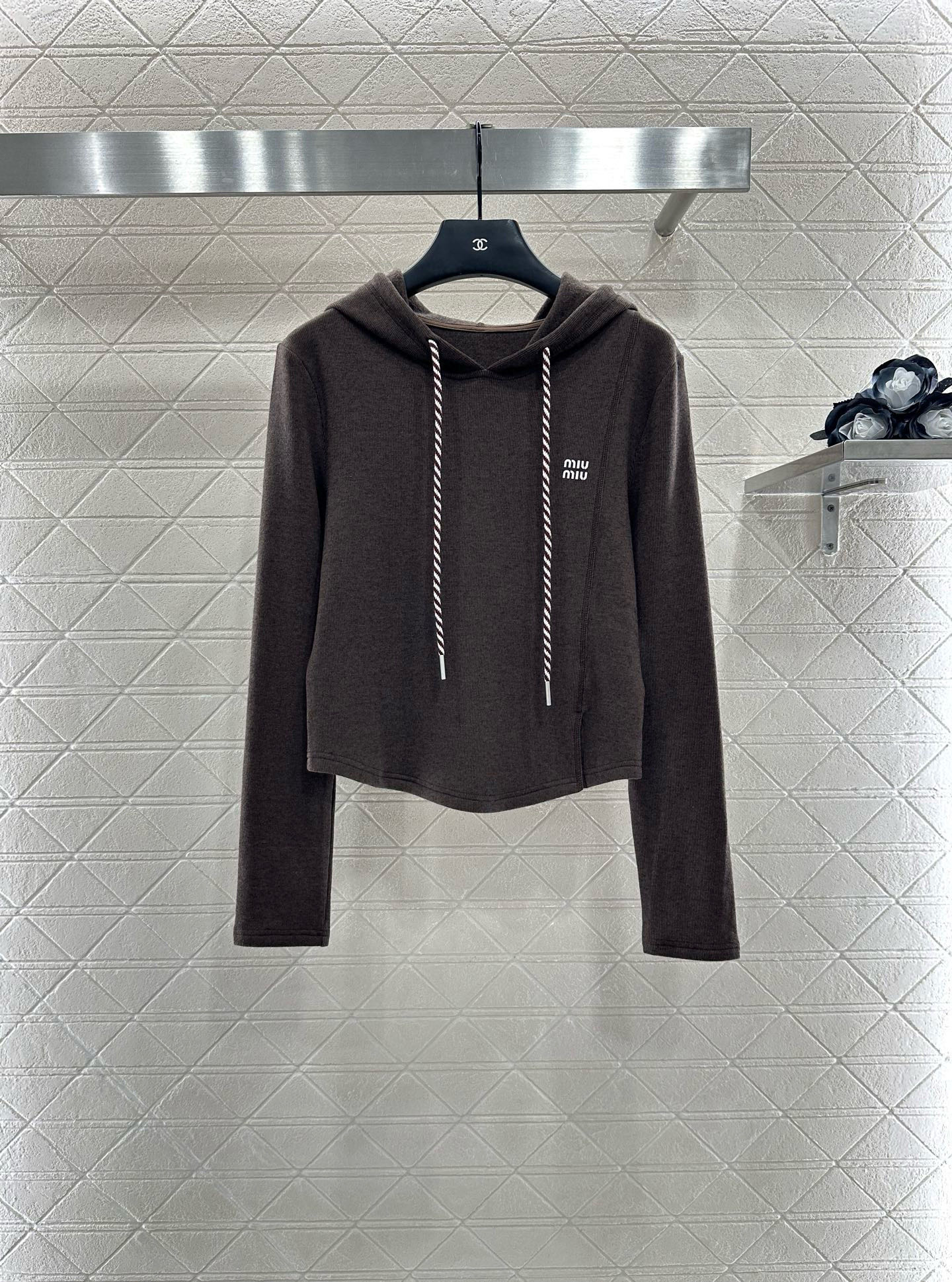 ♥Miumi*♥2025新品上架
   连帽抽绳上衣长裤套装
定制YB进口人棉材质 适合秋季厚度 舒适好
