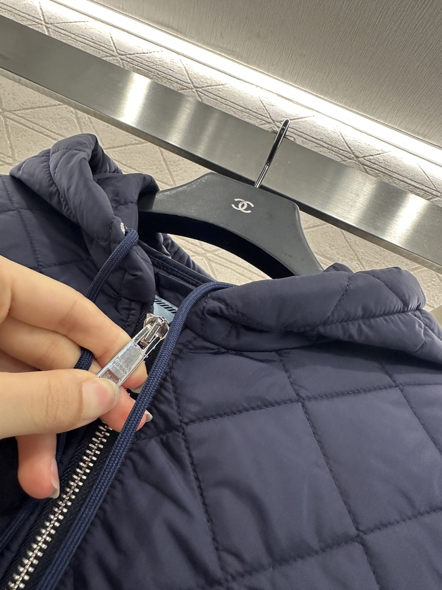 ♥Prad*♥2025新品上架
     菱格连帽羽绒棉服
定制YB进口防风防水尼龙材质 其工艺还原 升